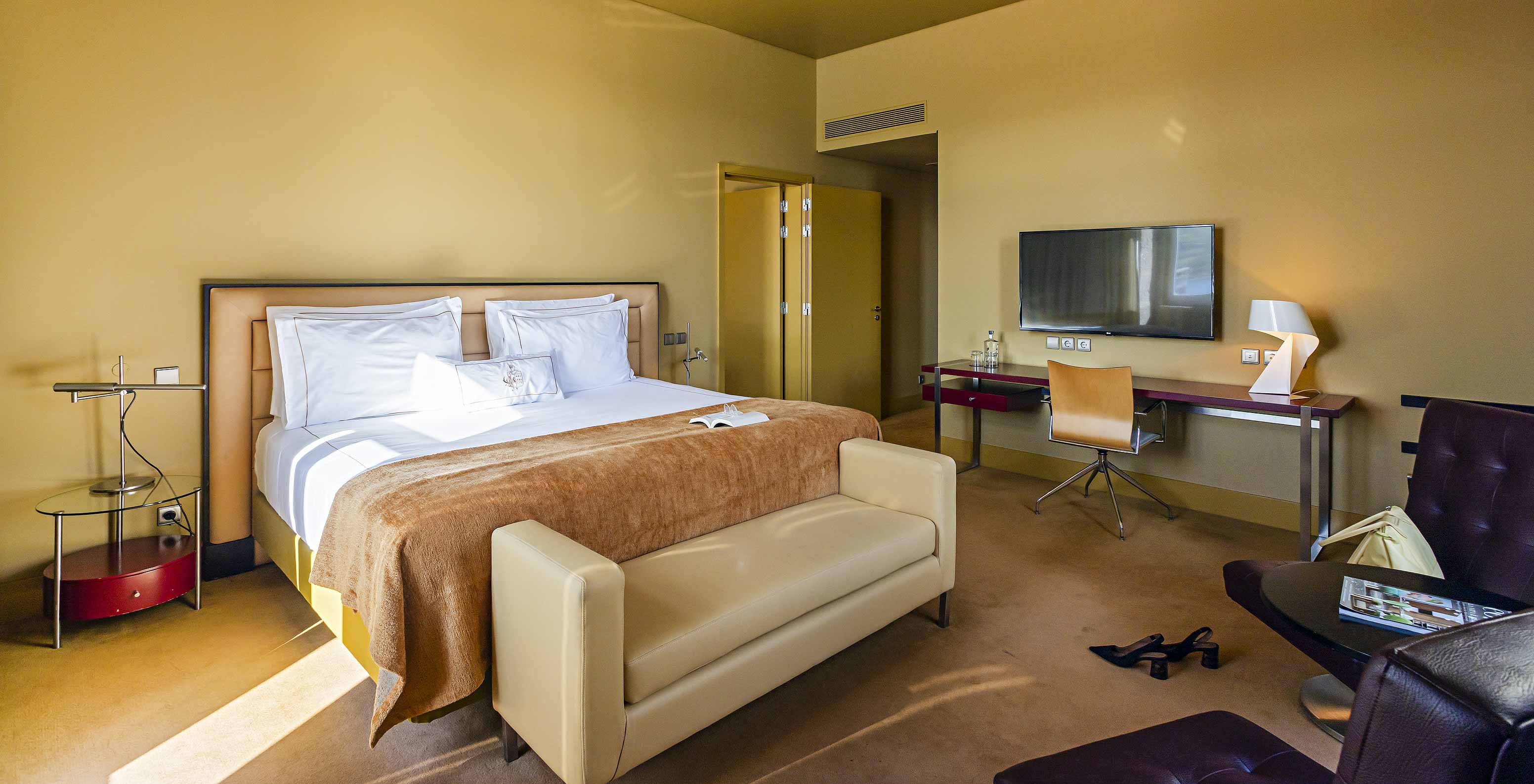 A Suite Nasoni do Pestana Palácio do Freixo tem um quarto com cama de casal, dois sofás individuais e uma secretária