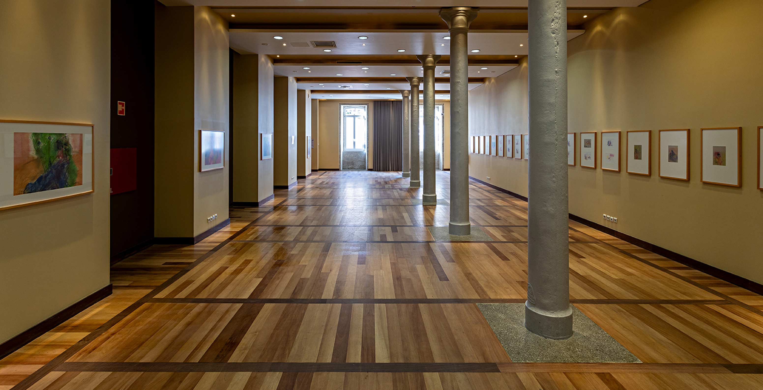 Sala D. Jerónimo com uma janela e vários pilares no Pestana Palácio do Freixo, Hotel Histórico à Beira do Rio Douro