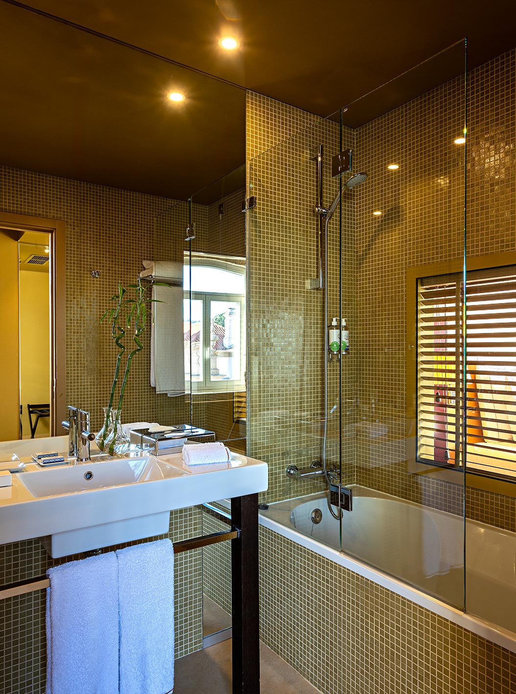 O Deluxe Grand View do Pestana Palácio do Freixo tem uma casa de banho com banheira e uma janela para o quarto