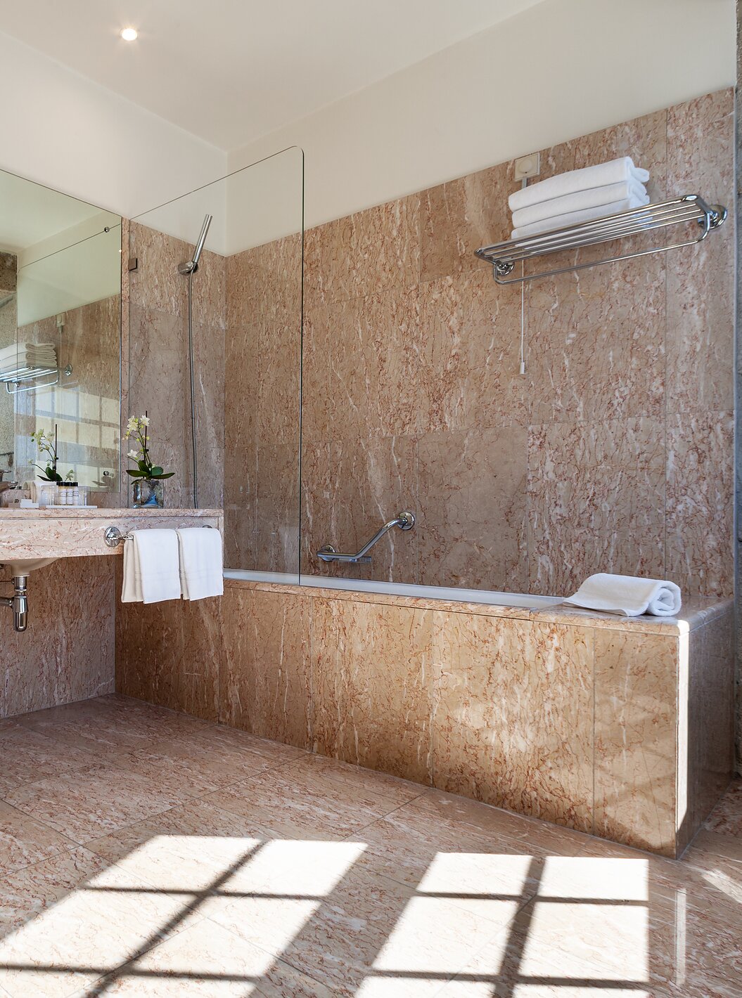 O Plaza do Pestana Vintage Porto tem uma casa de banho com banheira, dois roupões, lavatório e secador de cabelo