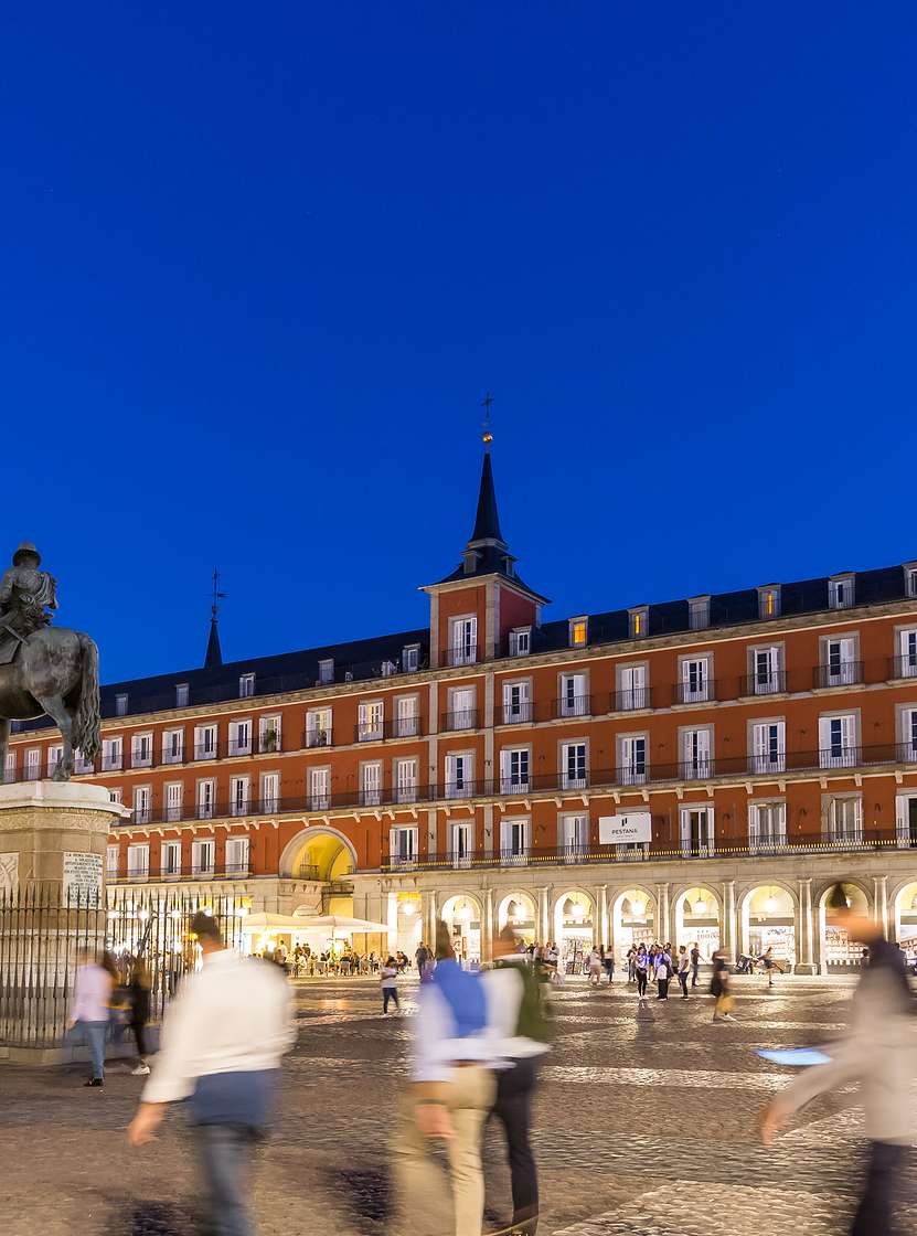 Plaza Mayor, no centro histórico da cidade de Madrid, à noite, com vários turistas a passear onde fica o Pestana Plaza Mayor