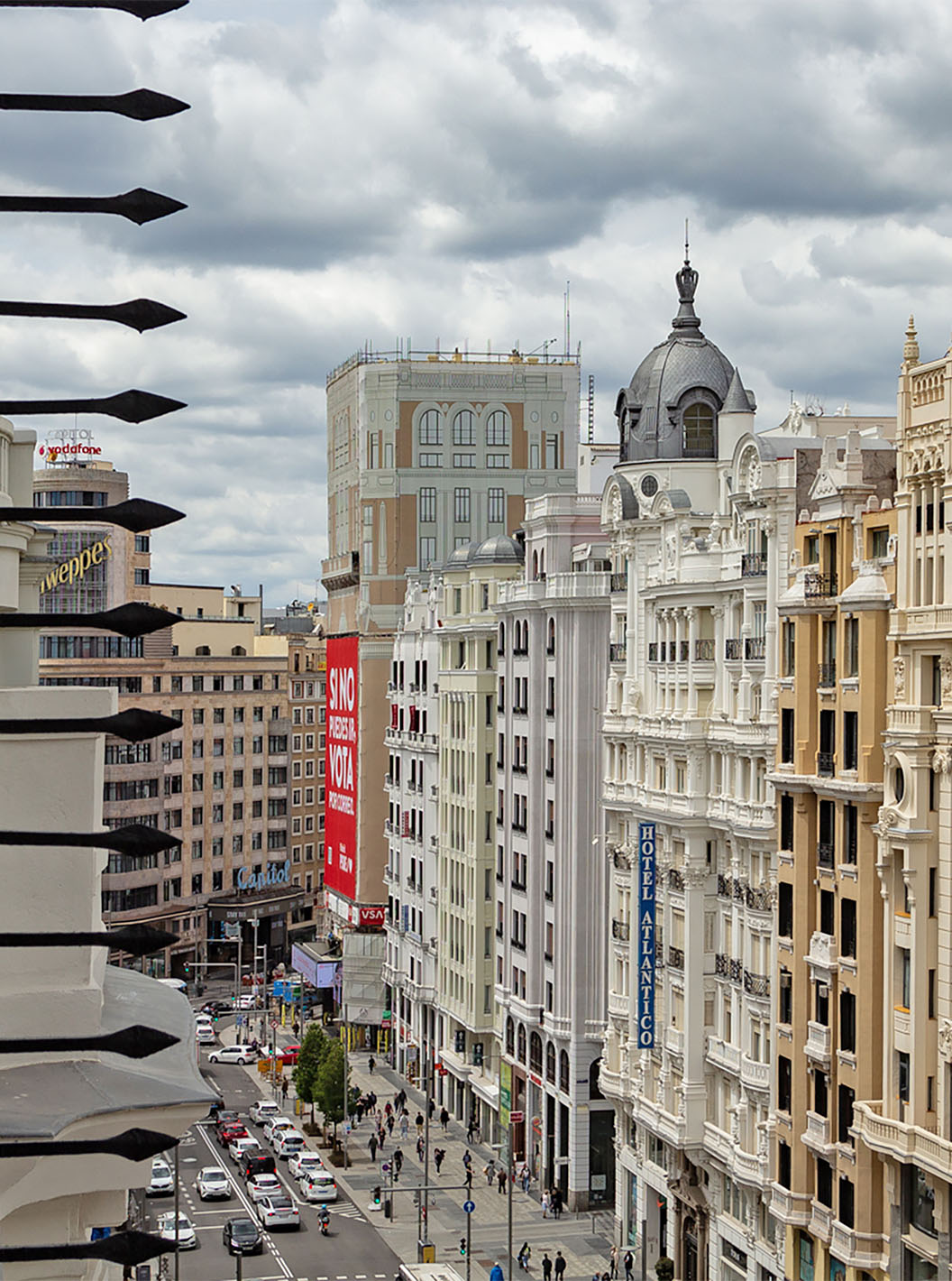 O Deluxe Grand com Vista do Pestana CR7 Gran Vía Madrid tem vista para a Gran Vía e os prédios em frente, e uma varanda preta