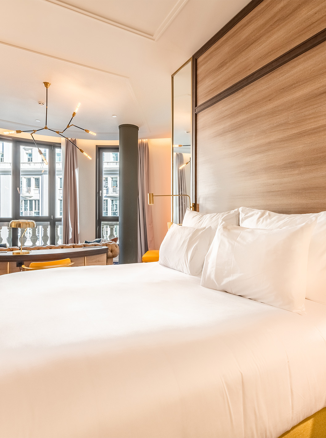 O The Amazing CR7 do Pestana CR7 Gran Vía Madrid tem uma cama de casal, um sofá e janelas grandes panorâmicas para a gran vía