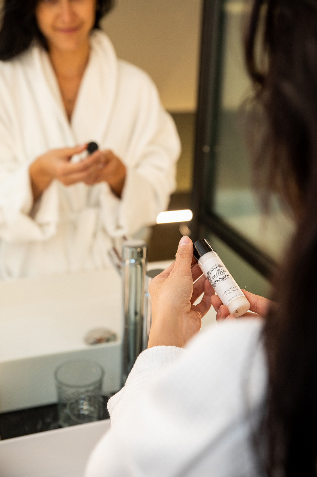 O Superior Plus do Pestana Plaza Mayor tem casa de banho com lavatório, espelho e amenities