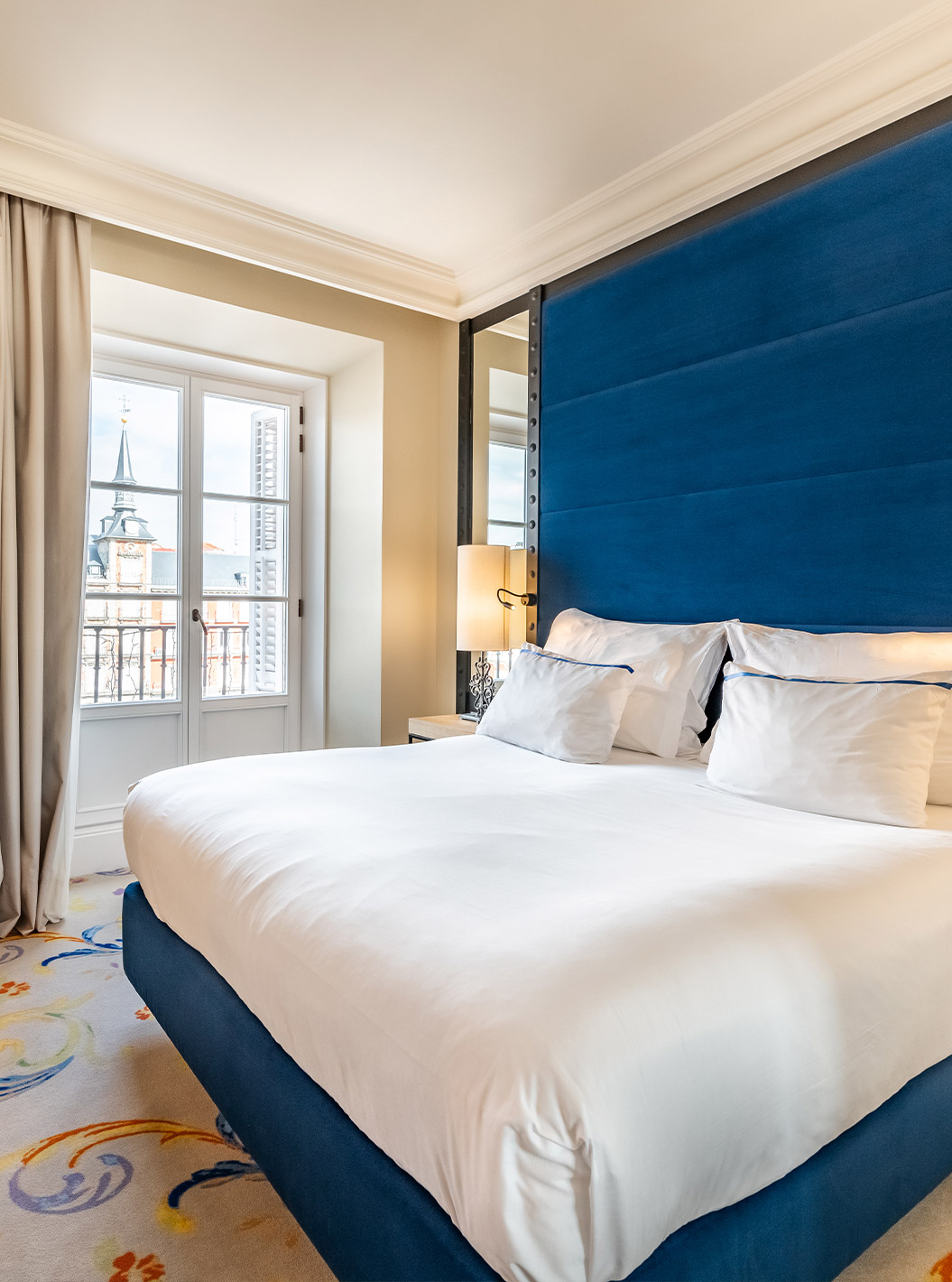 O Deluxe Plaza Mayor do Pestana Plaza Mayor Madrid tem uma cama de casal, duas mesas de cabeceira e um espelho na parede