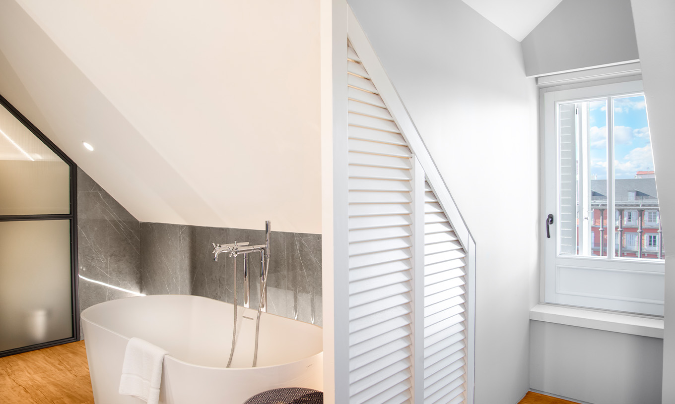 A Suite Plaza Mayor do Pestana Plaza Mayor Madrid tem uma casa de banho com banheira e janela com vista para a Plaza Mayor