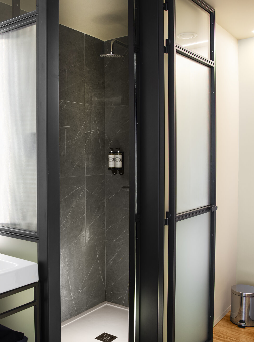 O Superior Plaza Mayor do Pestana Plaza Mayor Madrid tem uma casa de banho com lavatório com espelho, duche e toalhas