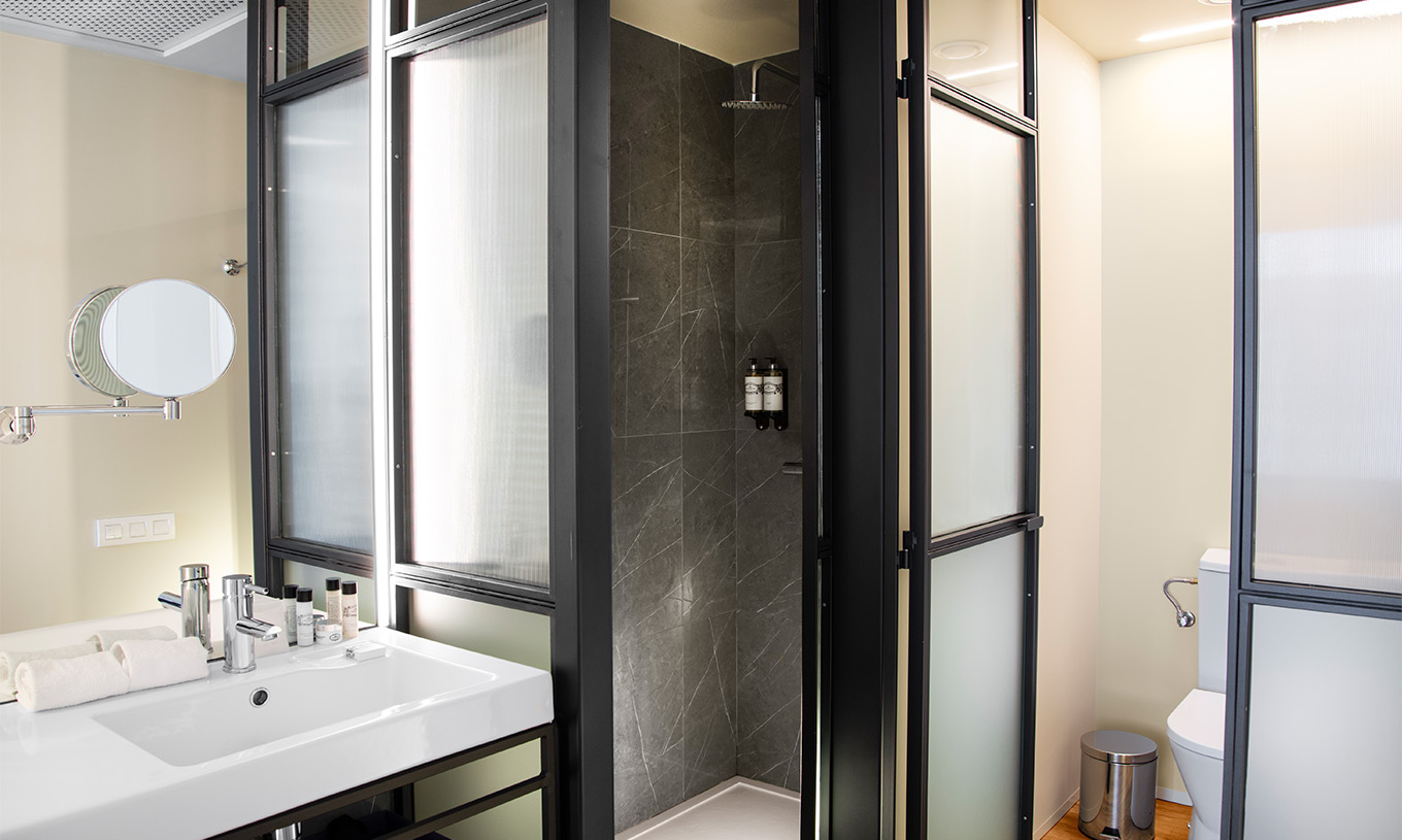 O Quarto Superior do Pestana Plaza Mayor Madrid tem uma casa de banho com lavatório, espelho, duche e sanita