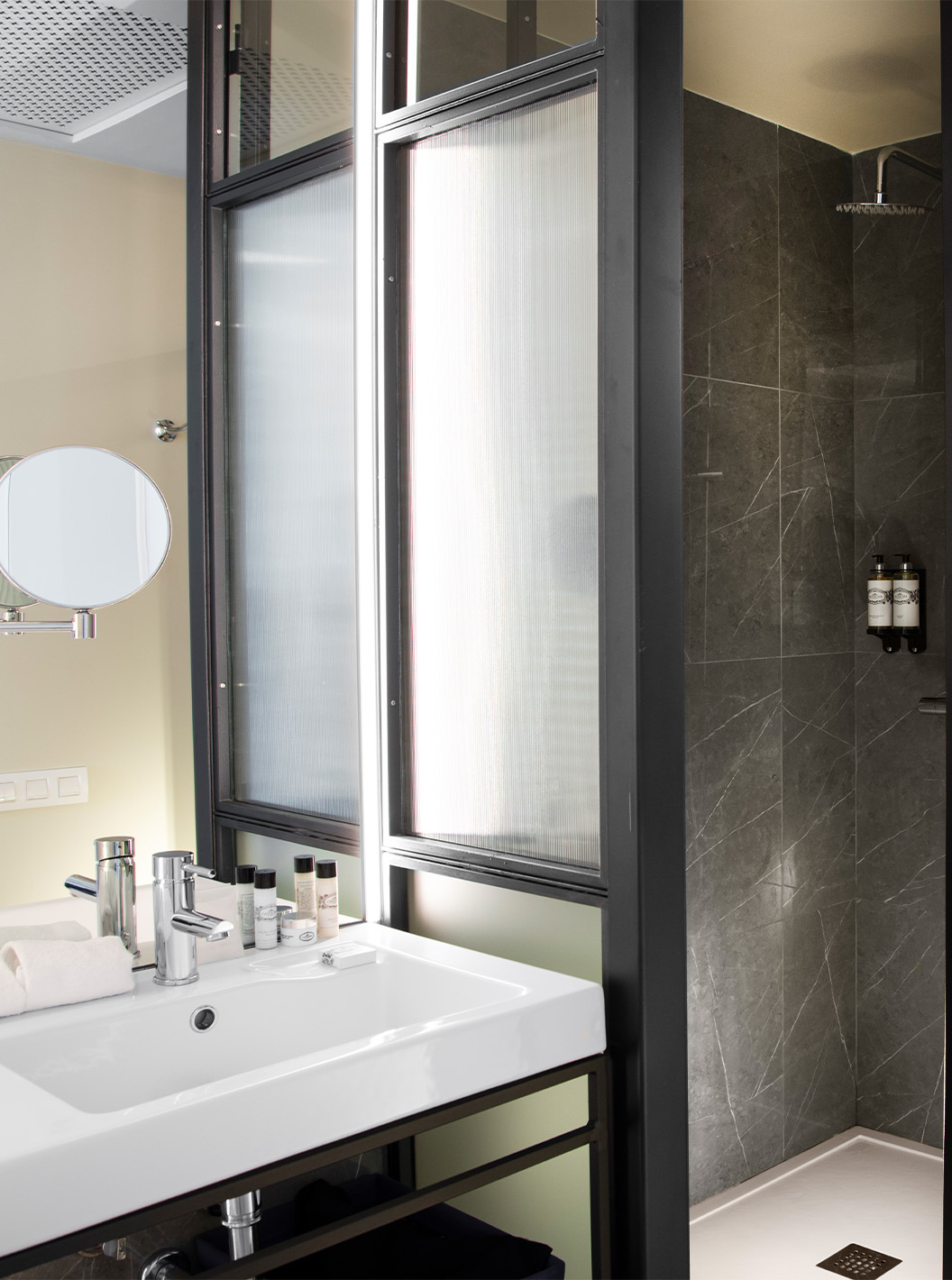 O Quarto Superior do Pestana Plaza Mayor Madrid tem uma casa de banho com lavatório, espelho, duche e sanita