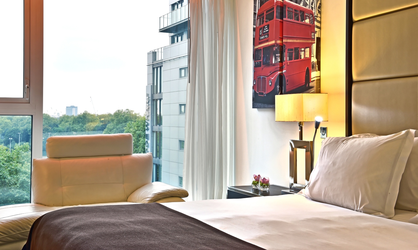 O Premium Twin do Pestana Chelsea Bridge tem cama de casal e vista para o Battersea park