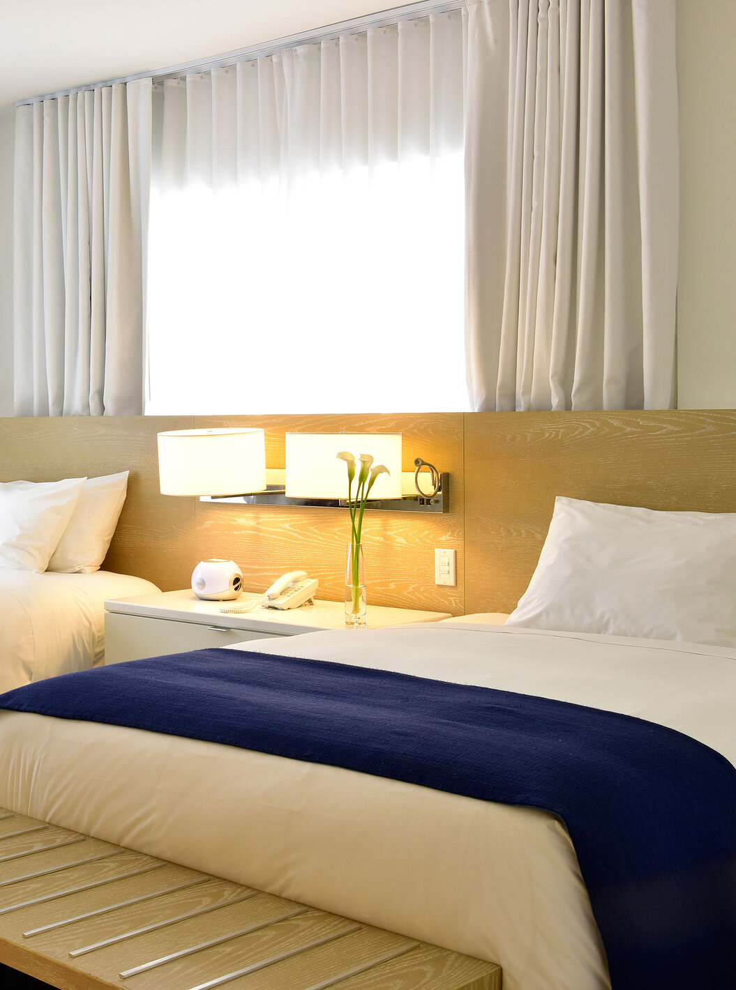 O Superior Duplo com Varanda do Pestana Miami South Beach é um quarto com duas camas, decoração clara e minimalista