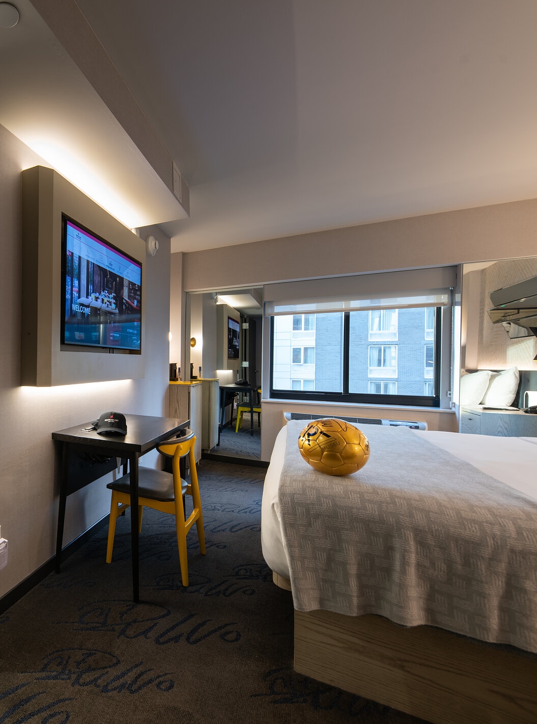 O Deluxe King Room do Pestana CR7 Times Square tem uma casa de banho junto ao quarto com lavatório