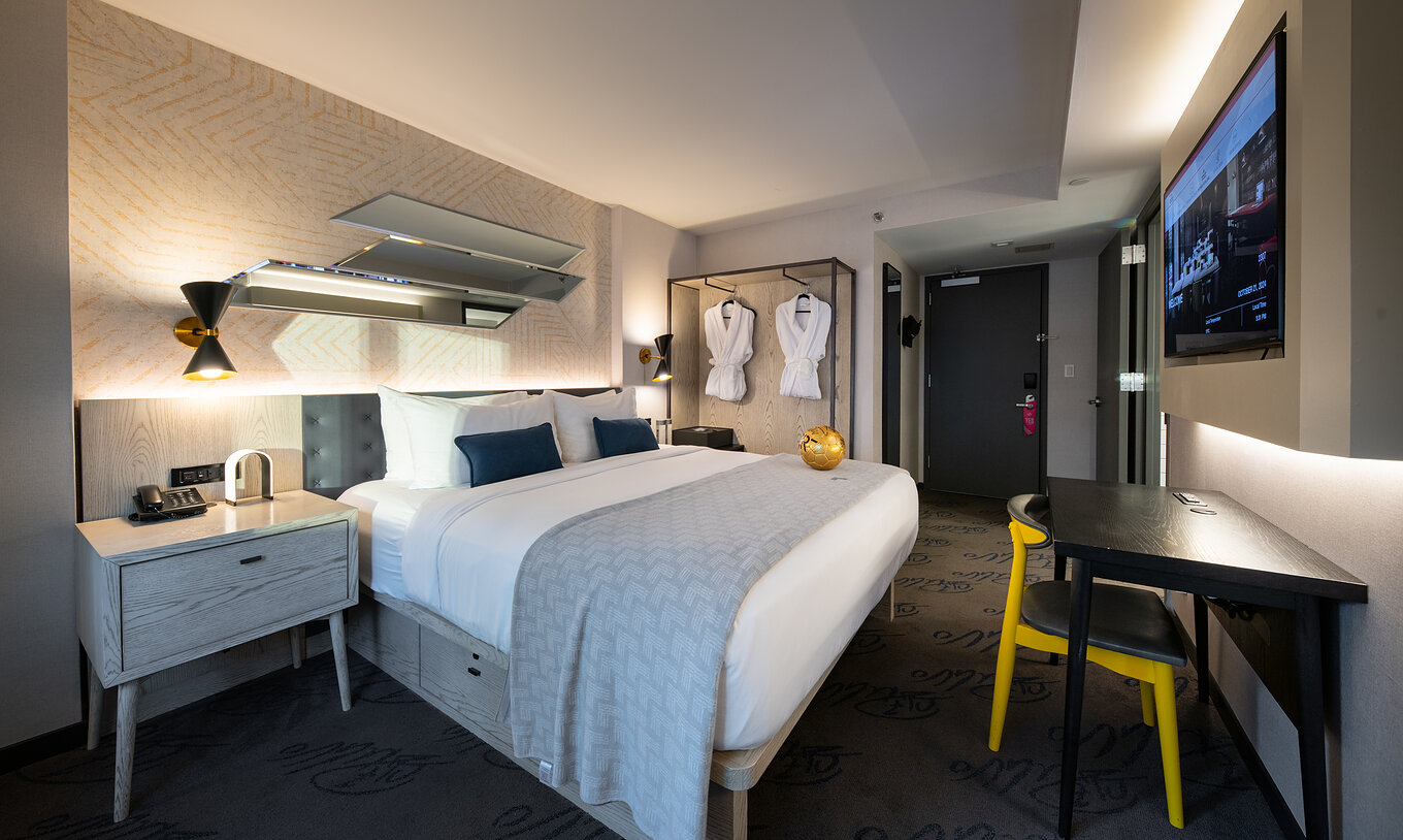 O Deluxe King Room do Pestana CR7 Times Square tem uma cama de casal, secretária e televisão