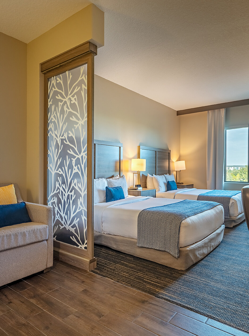 Suítes Comunicantes King e Dupla Queen no Pestana Orlando Suites Lake Buena Vista, com sofá e duas camas