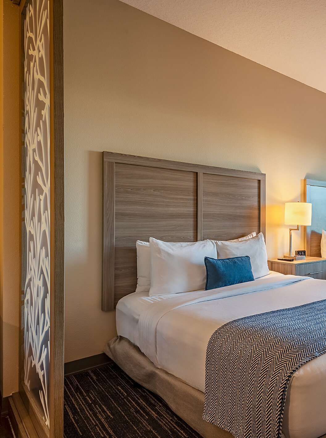 Comunicantes Suite King e Suite Dupla Queen no Pestana Orlando Suites Lake Buena Vista com duas camas e janela ampla
