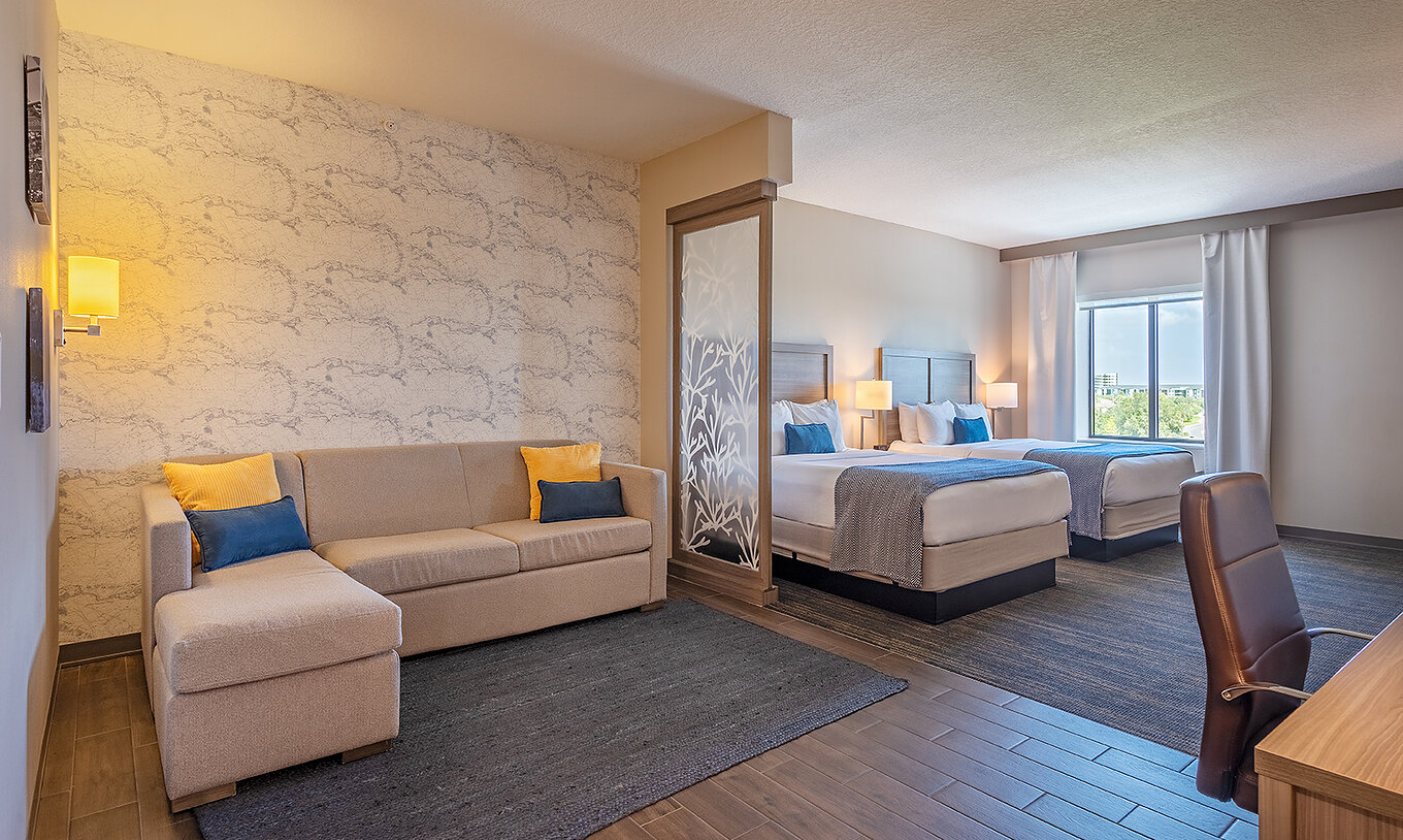 Suite Master Duplo Queen no Pestana Orlando Suites Lake Buena Vista, com sofá, duas camas e mesa de trabalho