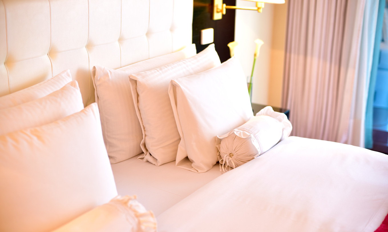 O quarto Queen Superior do Pestana Buenos Aires conta com uma cama de casal com várias tipos de almofadas