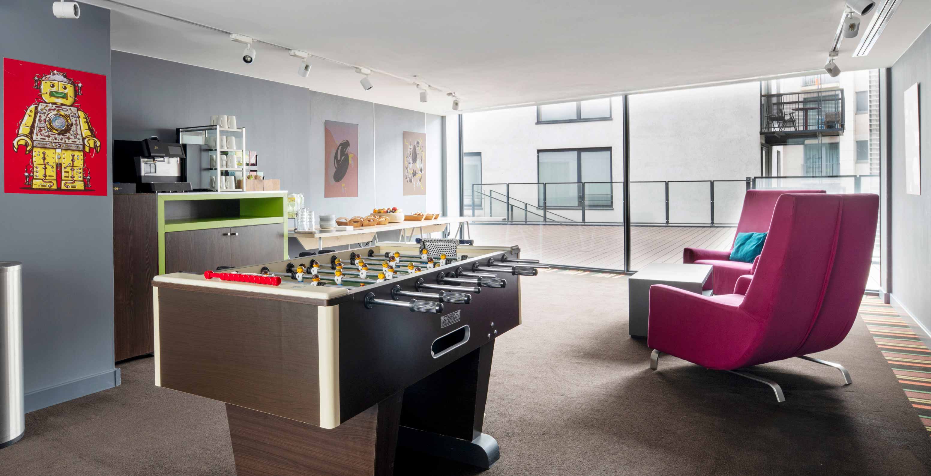 Área de coffee breaks do Pestana Brussels Schuman, um hotel em Bruxelas, perto do Parlamento Europeu