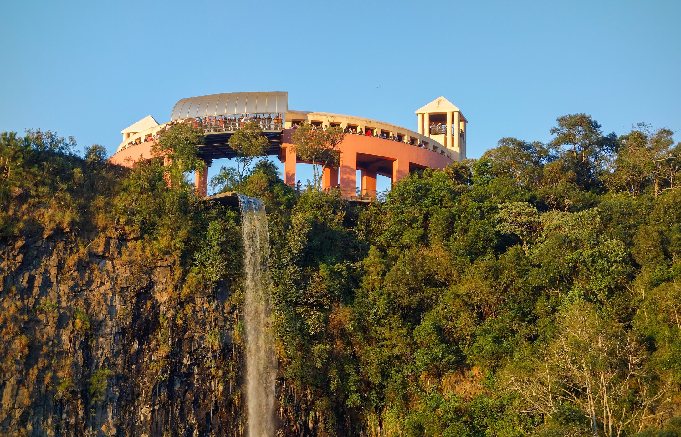 O Parque Tanguá em Curitiba oferece vistas panorâmicas incríveis, com jardins bem cuidados e um belo mirante sobre o lago