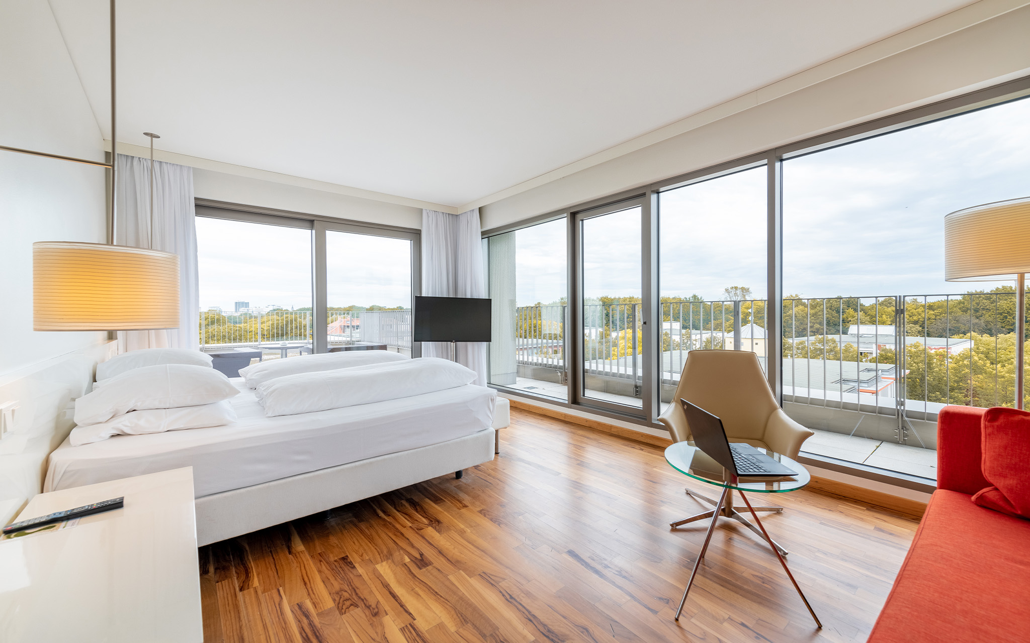 Vista panorâmica do quarto do Pestana Berlin, com janelas em redor de todo o quarto, que proporciona uma vista para a cidade