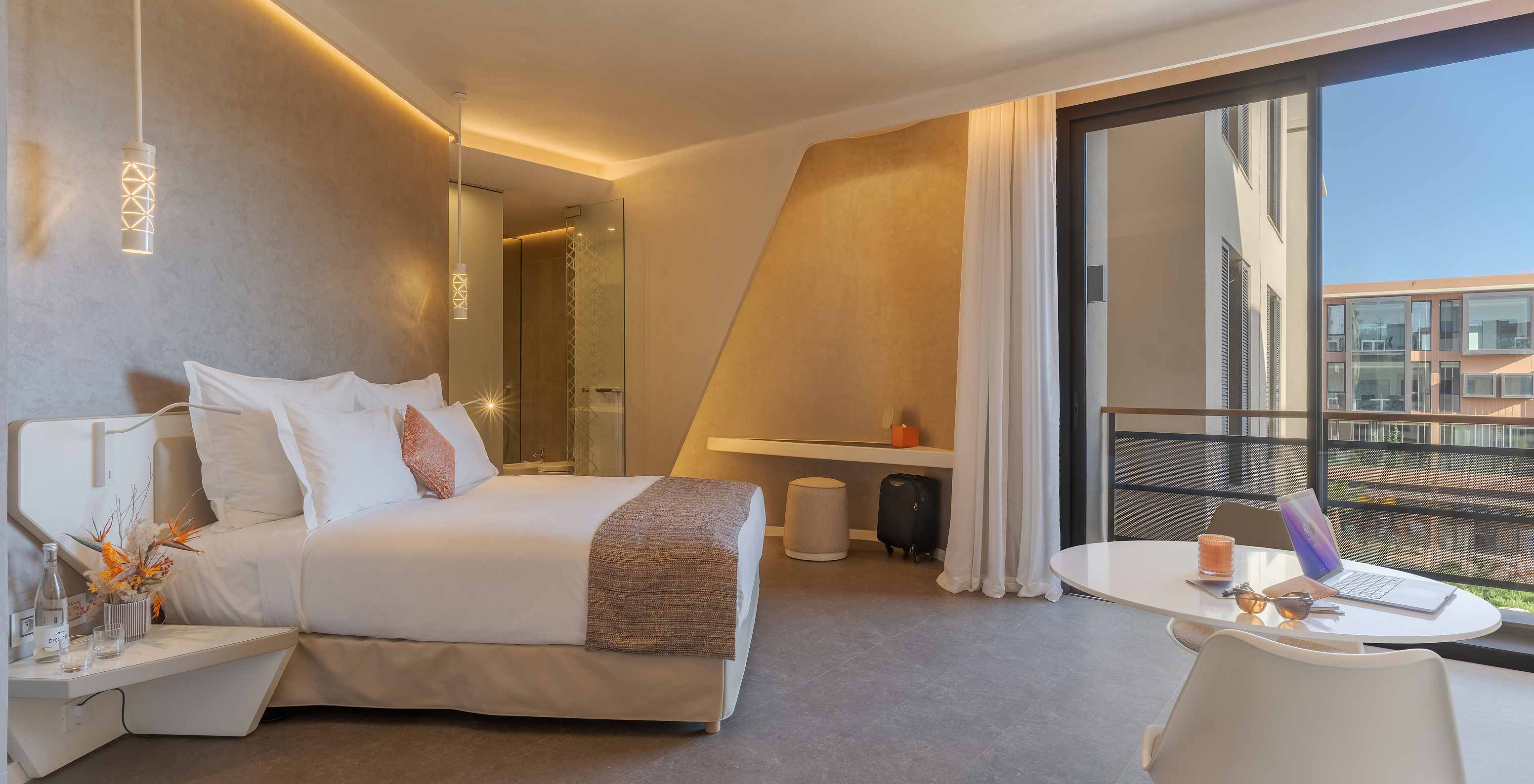 O CR7 Superior do Pestana CR7 Marrakech tem uma janela grande com cortinas, duas camas individuais e uma televisão em frente