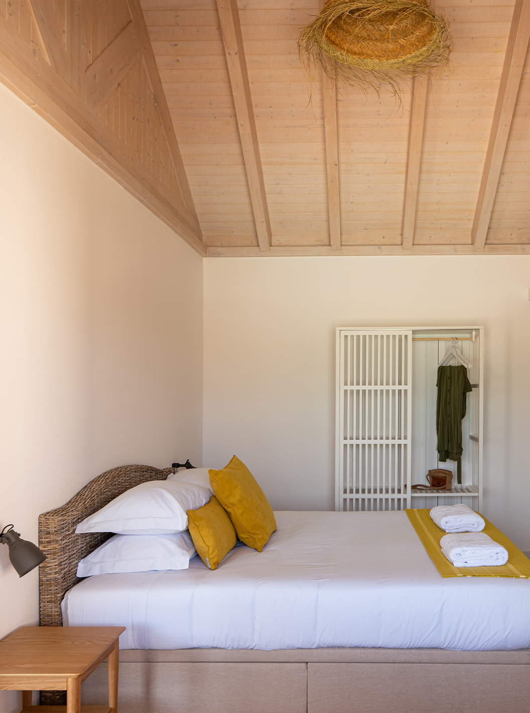 A Premium Villa do Pestana Comporta Village Residences tem um quarto com uma cama de casal, almofadas e um armário branco