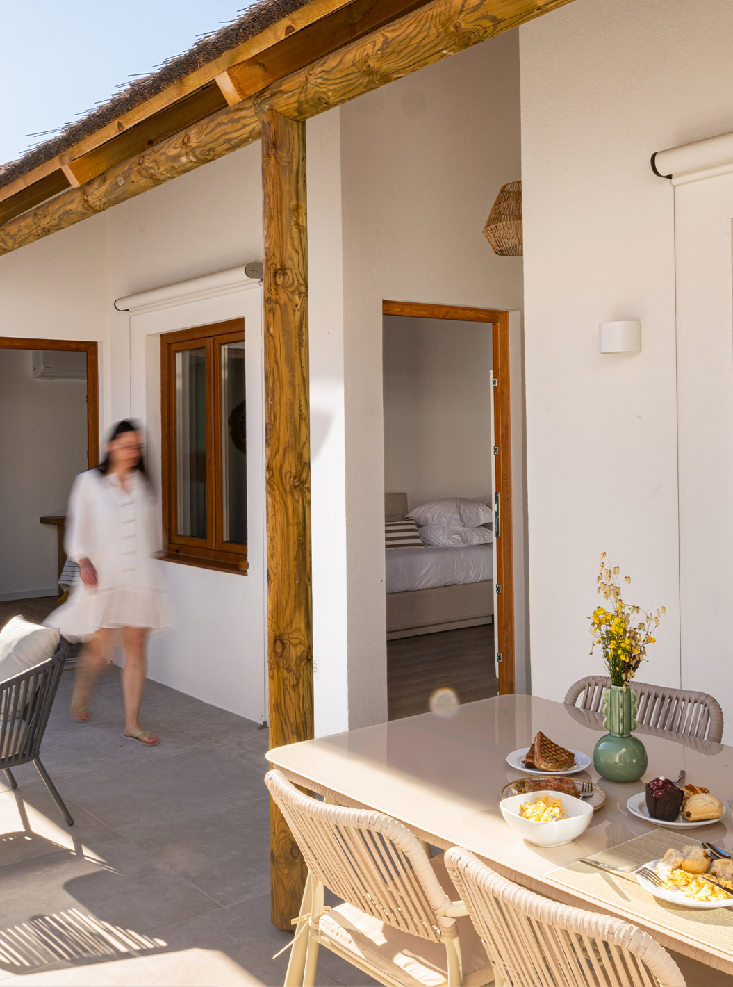 Varanda da Standard Villa no Pestana Comporta com mesa de pequeno-almoço e cadeiras ao ar livre