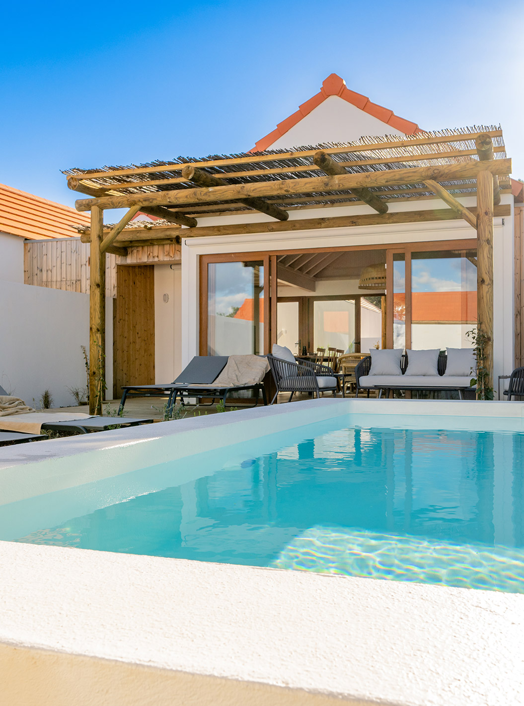 A Superior Green Villa do Pestana Comporta Village Residences tem um exterior com uma piscina e várias espreguiçadeiras