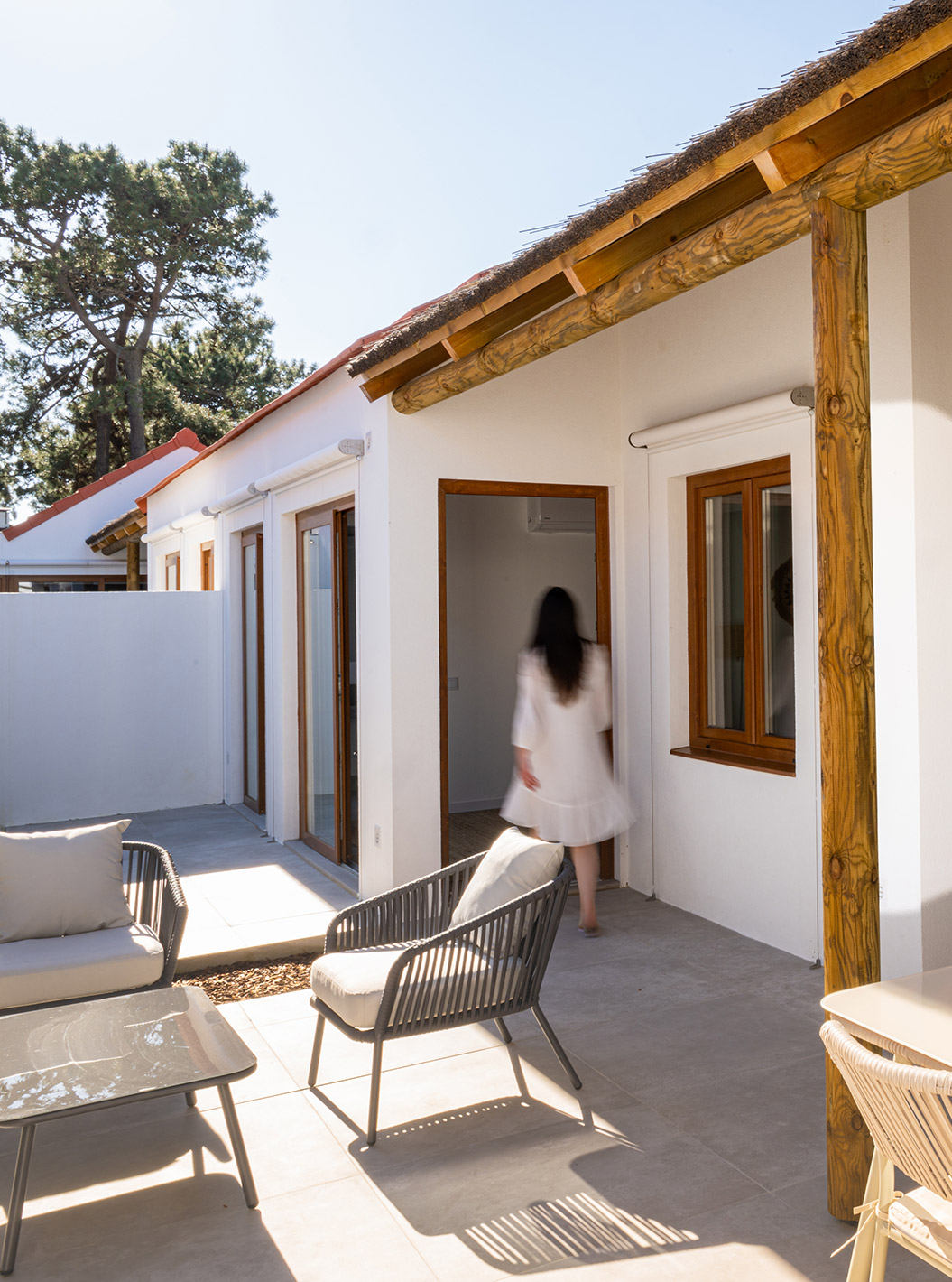 Varanda da Villa Superior do Pestana Comporta, com mesa posta para refeição e área de estar ao ar livre