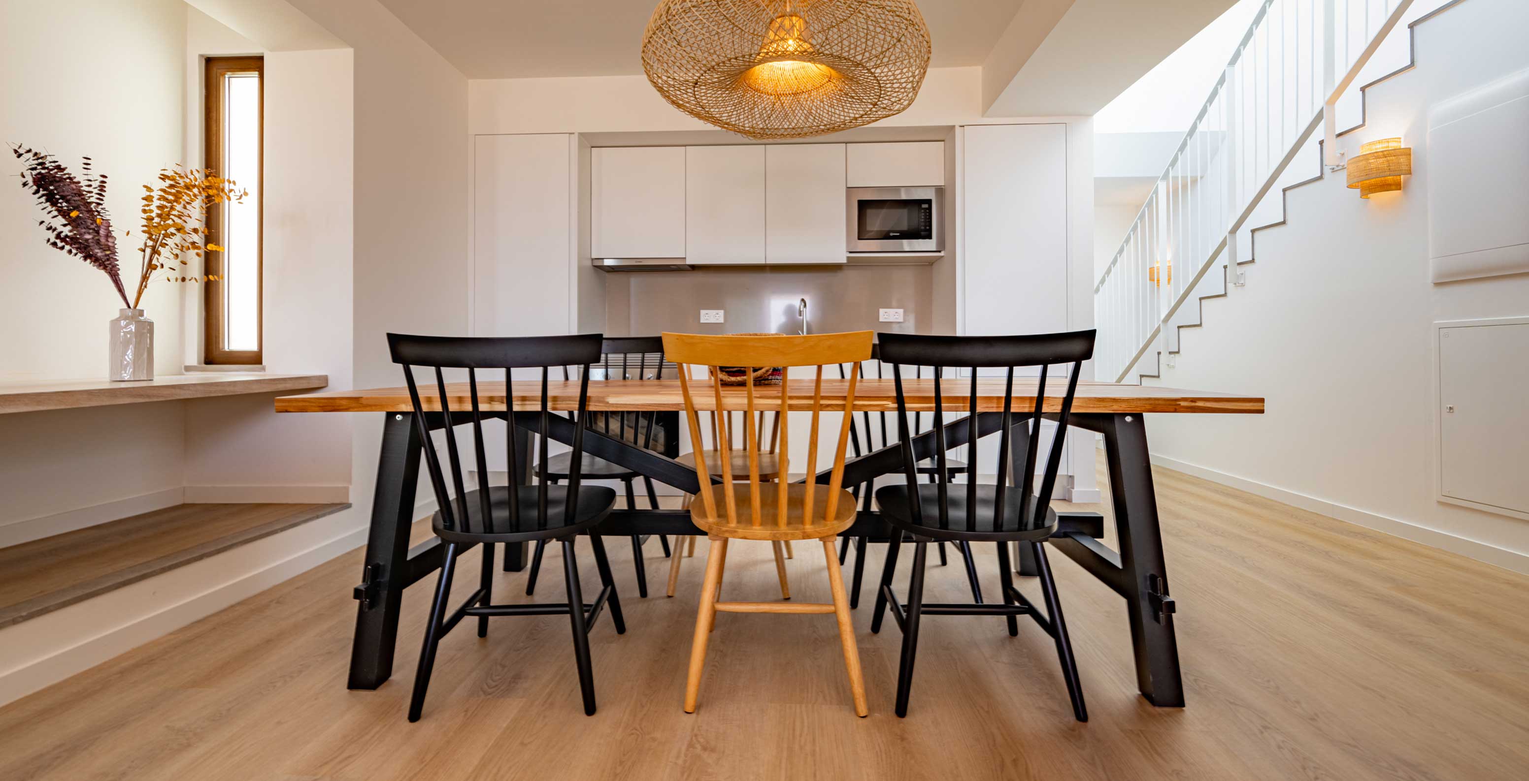 Apartamento standard para 2 adultos no Pestana Porto Covo Village, mesa de madeira com quatro cadeiras junto à cozinha