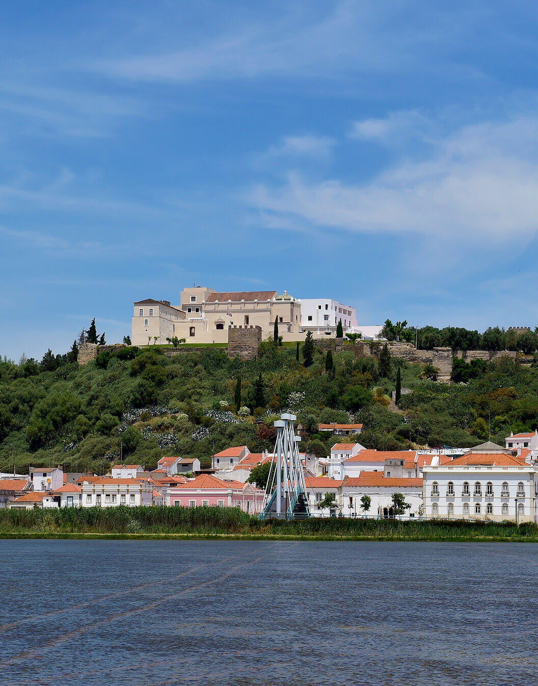Exterior do edifício da Pousada Castelo Alcácer do Sal, um Hotel Histórico em Alcácer do Sal, com vegetação à volta