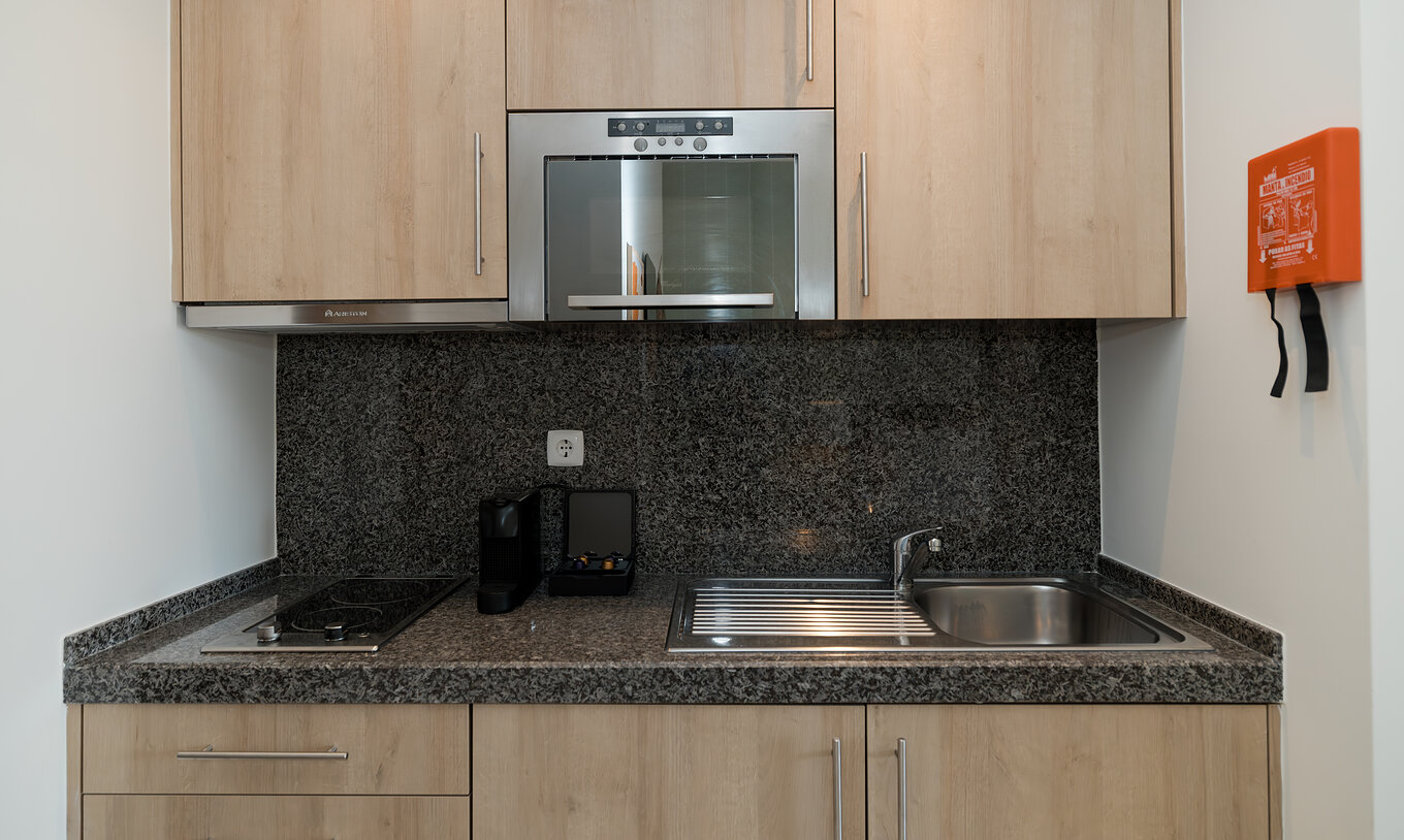 O Estúdio Vista Jardim do Pestana Alvor Beach Villas tem uma kitchenette com fogão, lavatório e máquina de café