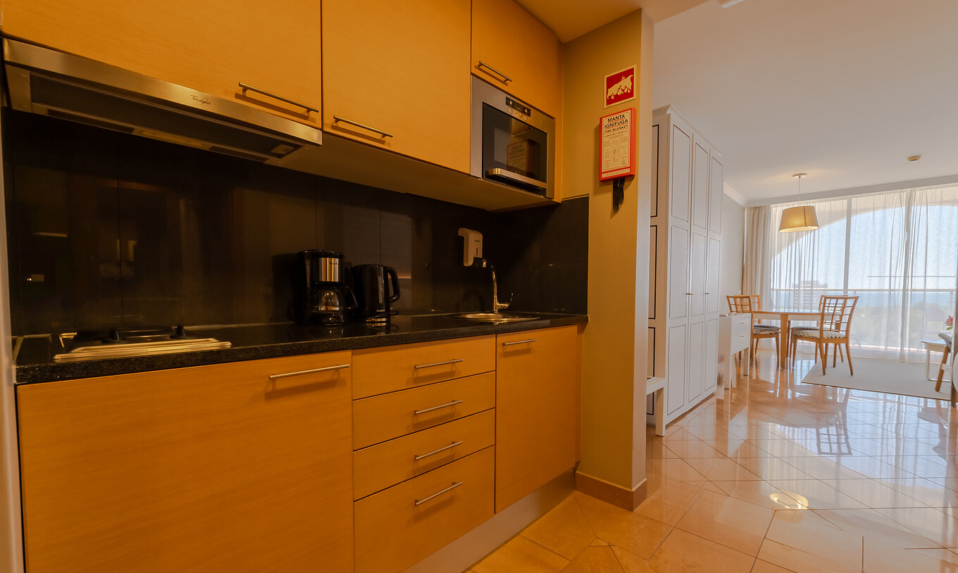 O T0 - Estúdio Premium do Pestana Alvor Park tem uma cozinha com chaleira, microondas e fogão