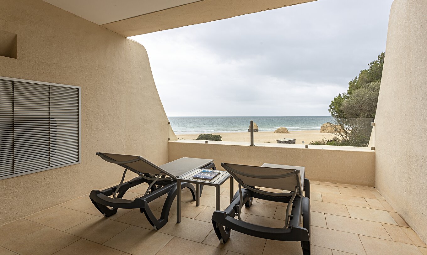 A Cliff Suite T1 do Pestana Alvor Praia tem uma varanda com duas espreguiçadeiras e vista para a praia