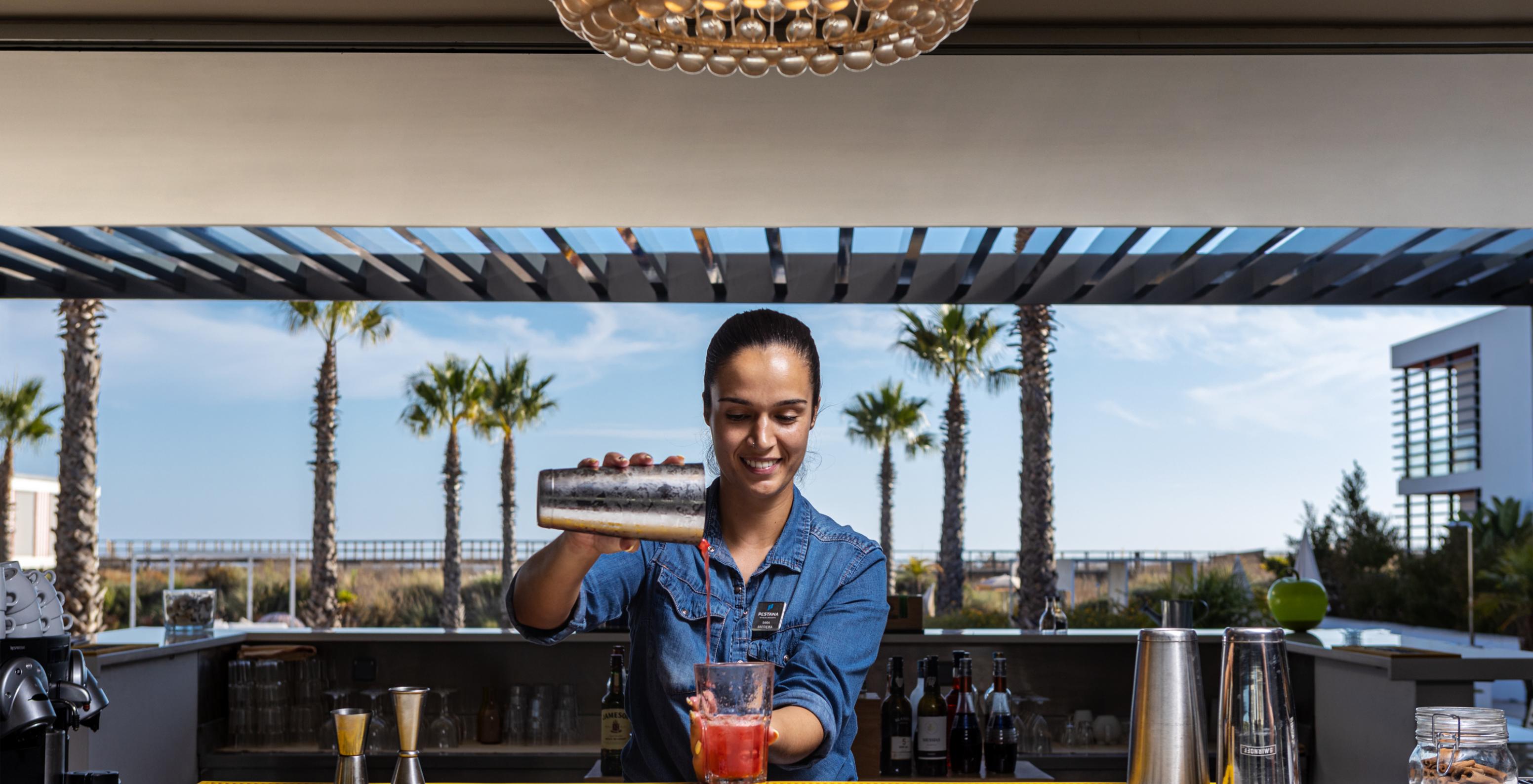 O Bar Sunset, com um ambiente descontraído, é o lugar perfeito para saborear cocktails criativos e deliciosos