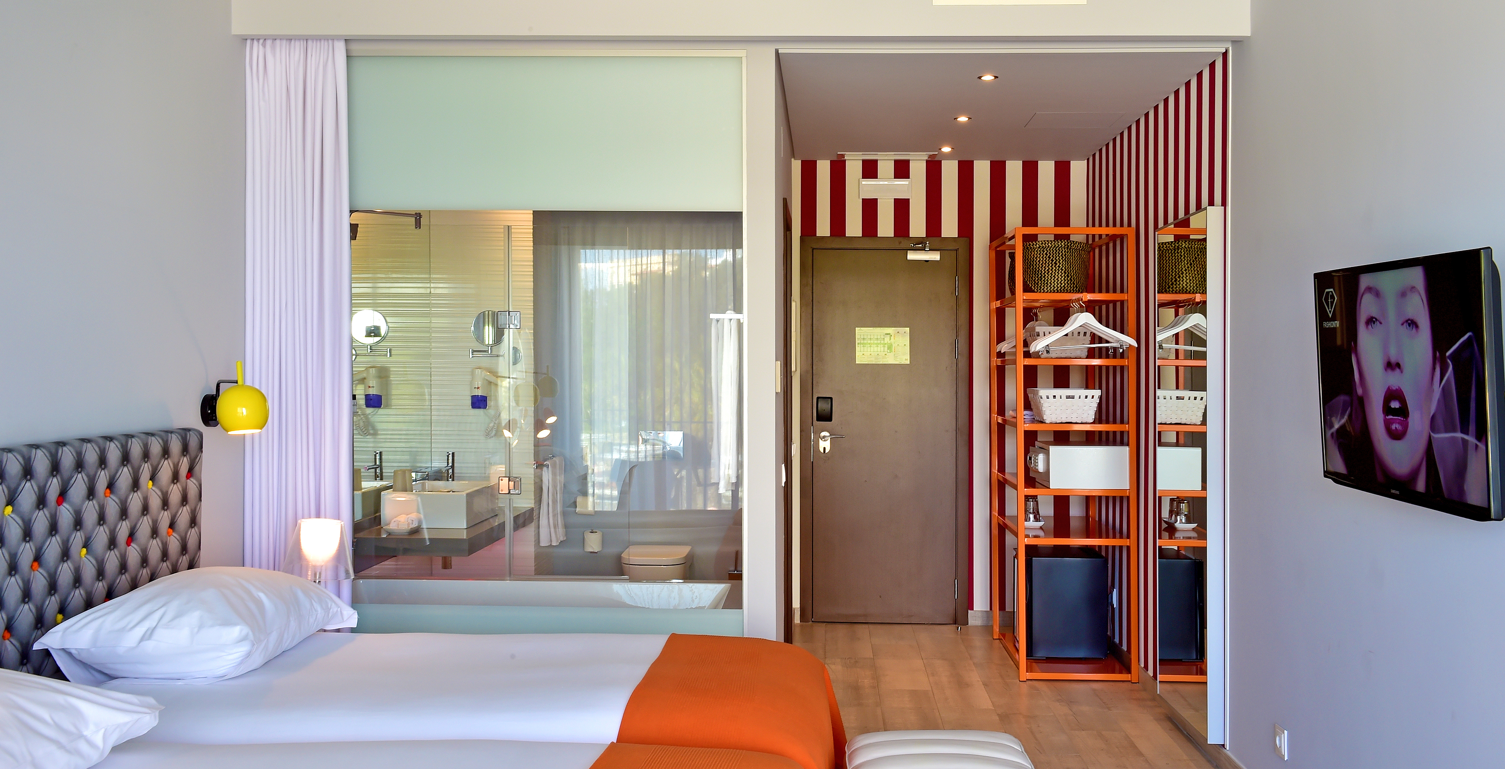 O Deluxe Vista Piscina do Pestana Alvor South Beach tem uma casa de banho com banheira e com janela para o quarto