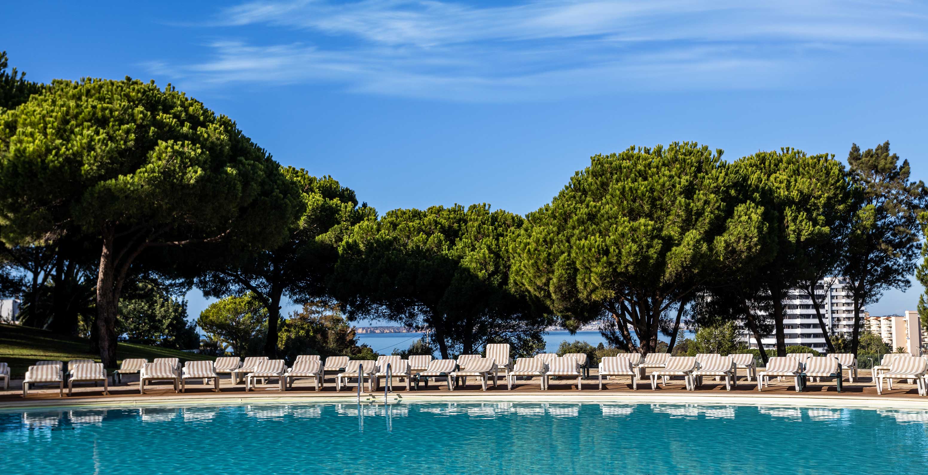 O Pestana Blue Alvor Beach é um hotel 5 estrelas perto da praia e tem três piscinas exteriores com várias espreguiçadeiras