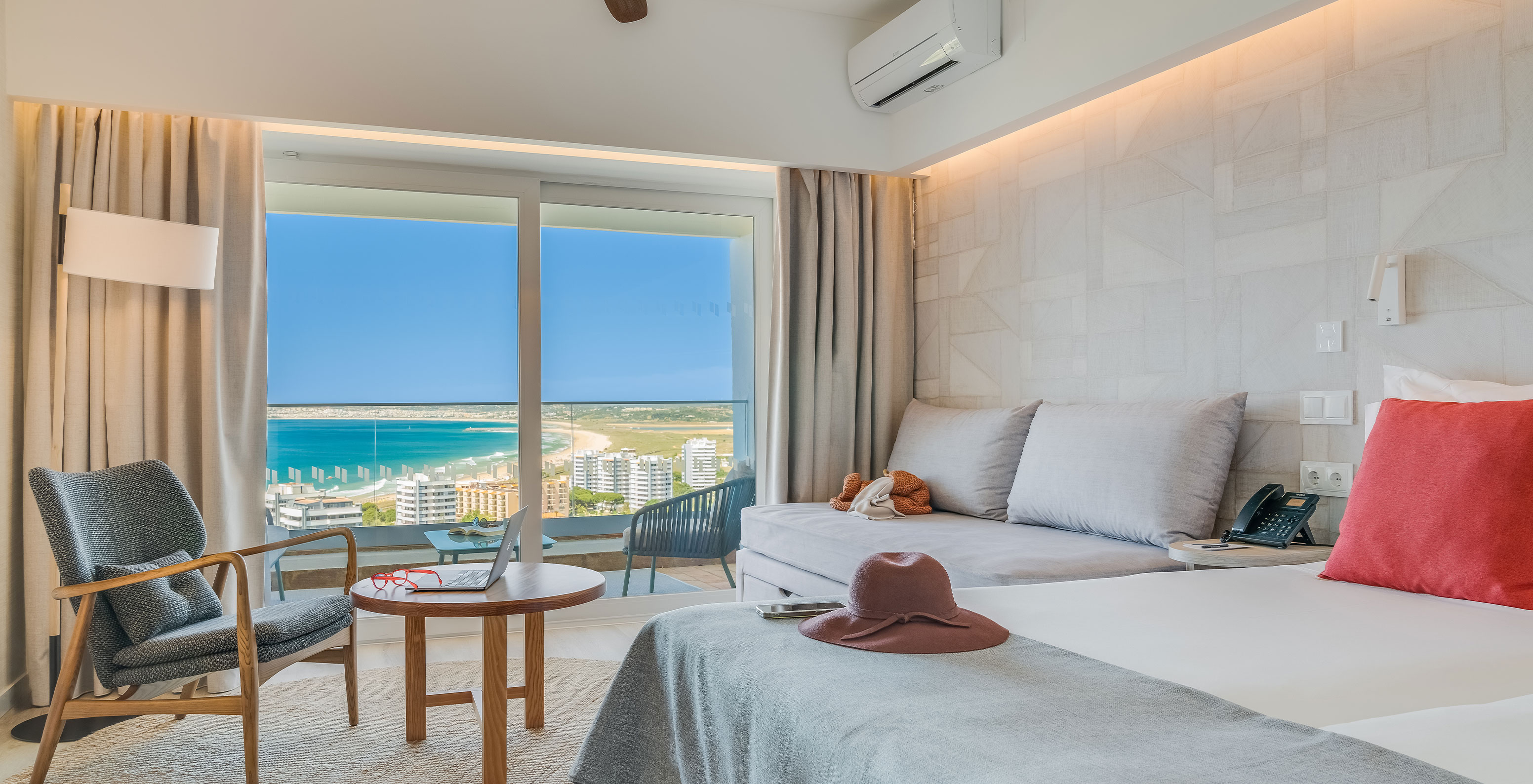 O Quarto Familiar do Pestana Blue Alvor Beach tem uma cama de casal, um sofá e uma varanda com vista mar ou jardim