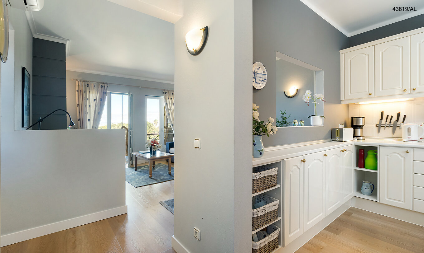 O Apartamento T1 Superior do Pestana Carvoeiro Golfe tem um hall de entrada com vista para a sala de estar e cozinha