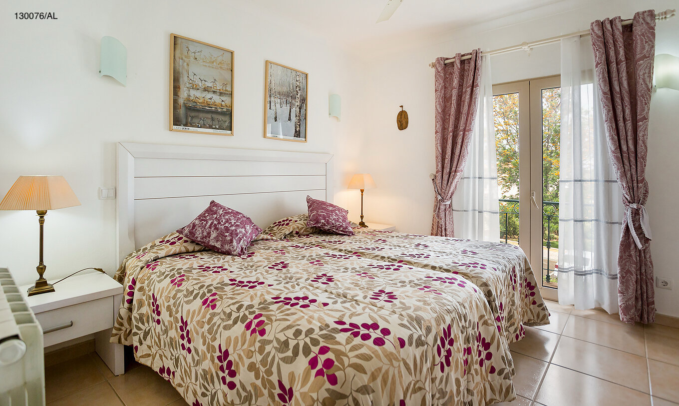 O Apartamento T2 Standart do Pestana Carvoeiro Golfe tem uma cama de casal com duas mesas de cabeceira