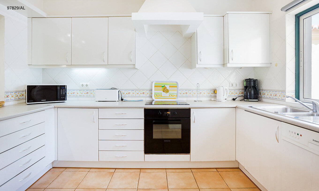 O Apartamento T2 Standart do Pestana Carvoeiro Golfe tem uma cozinha com armários e bancada branca