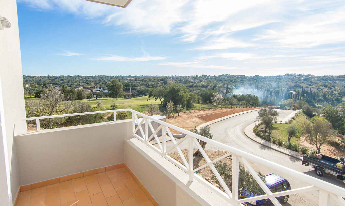 O Apartamento T1 do Pestana Gramacho Residences tem uma varanda com vista para a estrada e para campo de golfe