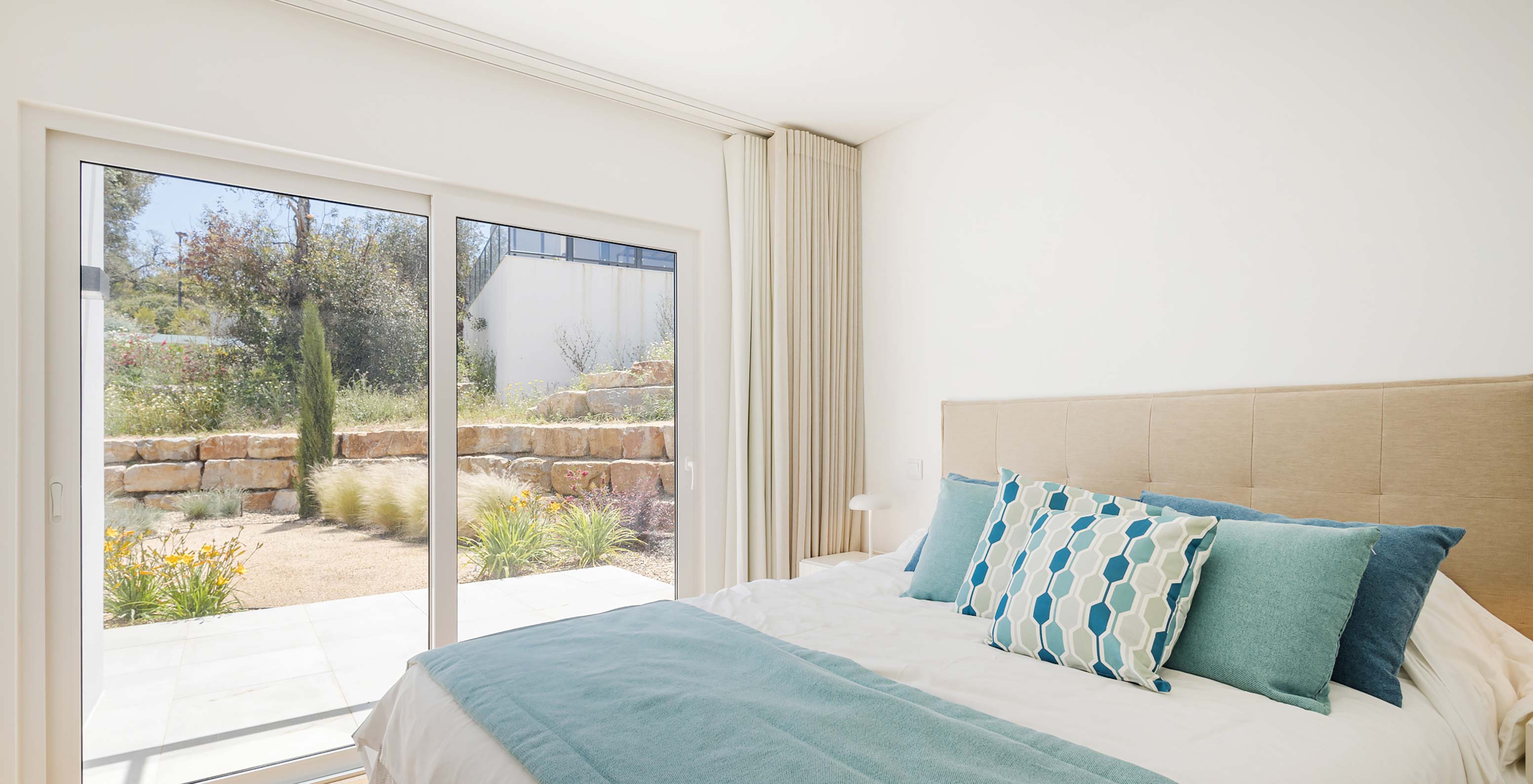 Villa do Pestana Valley Nature Village com uma cama com vista para o exterior