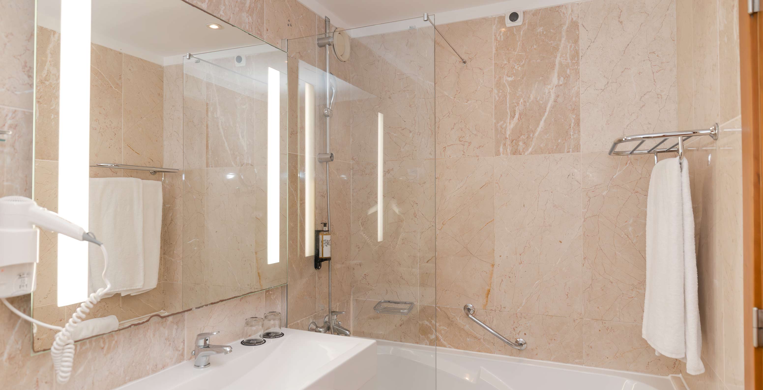 A Suite Vista Mar do Pestana Viking conta com uma casa de banho com lavatório, espelho, e banheira com chuveiro