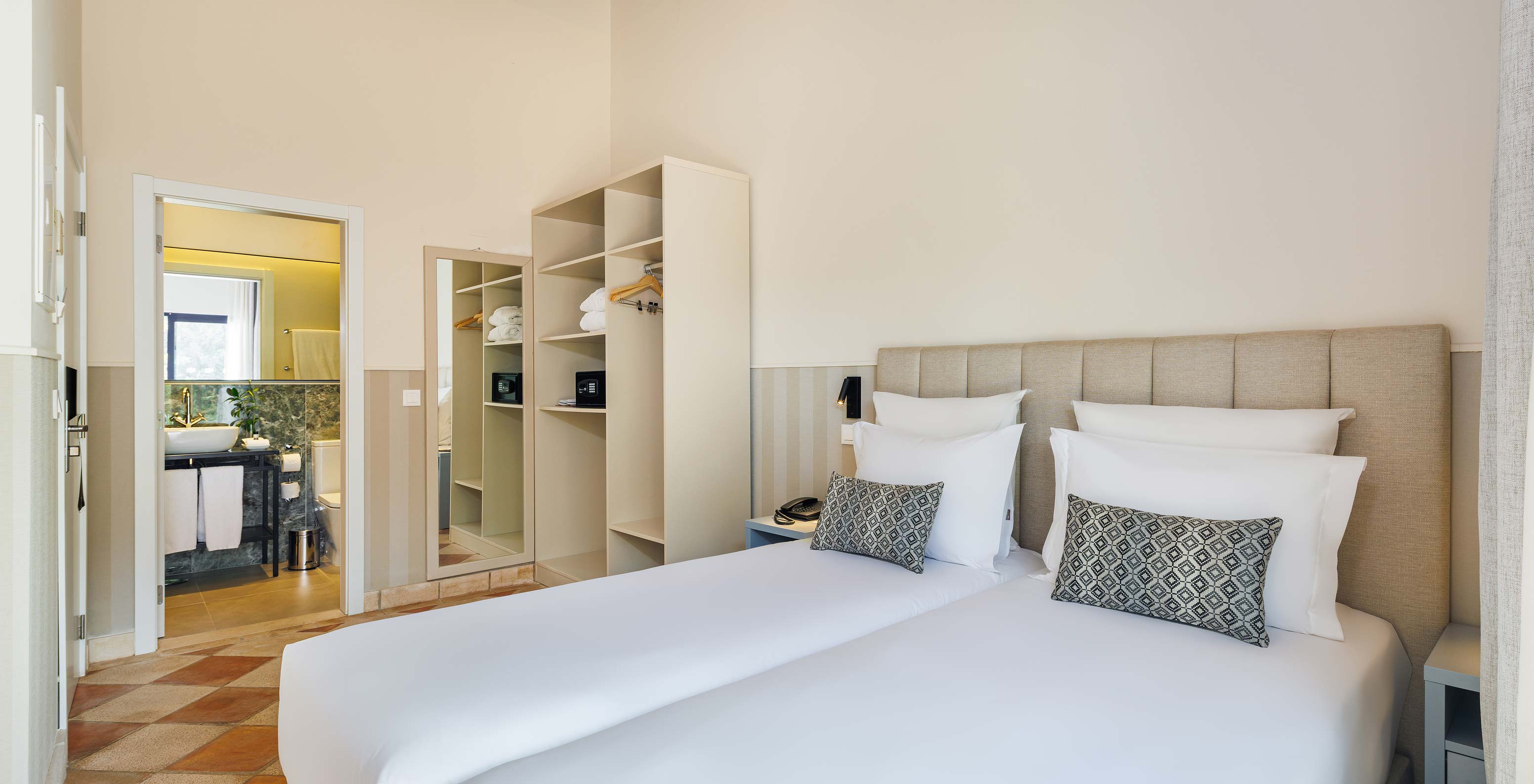 O Superior Vista Jardim do Pestana Vila Sol - Vilamoura tem uma cama de casal, televisão e janela com acesso à varanda