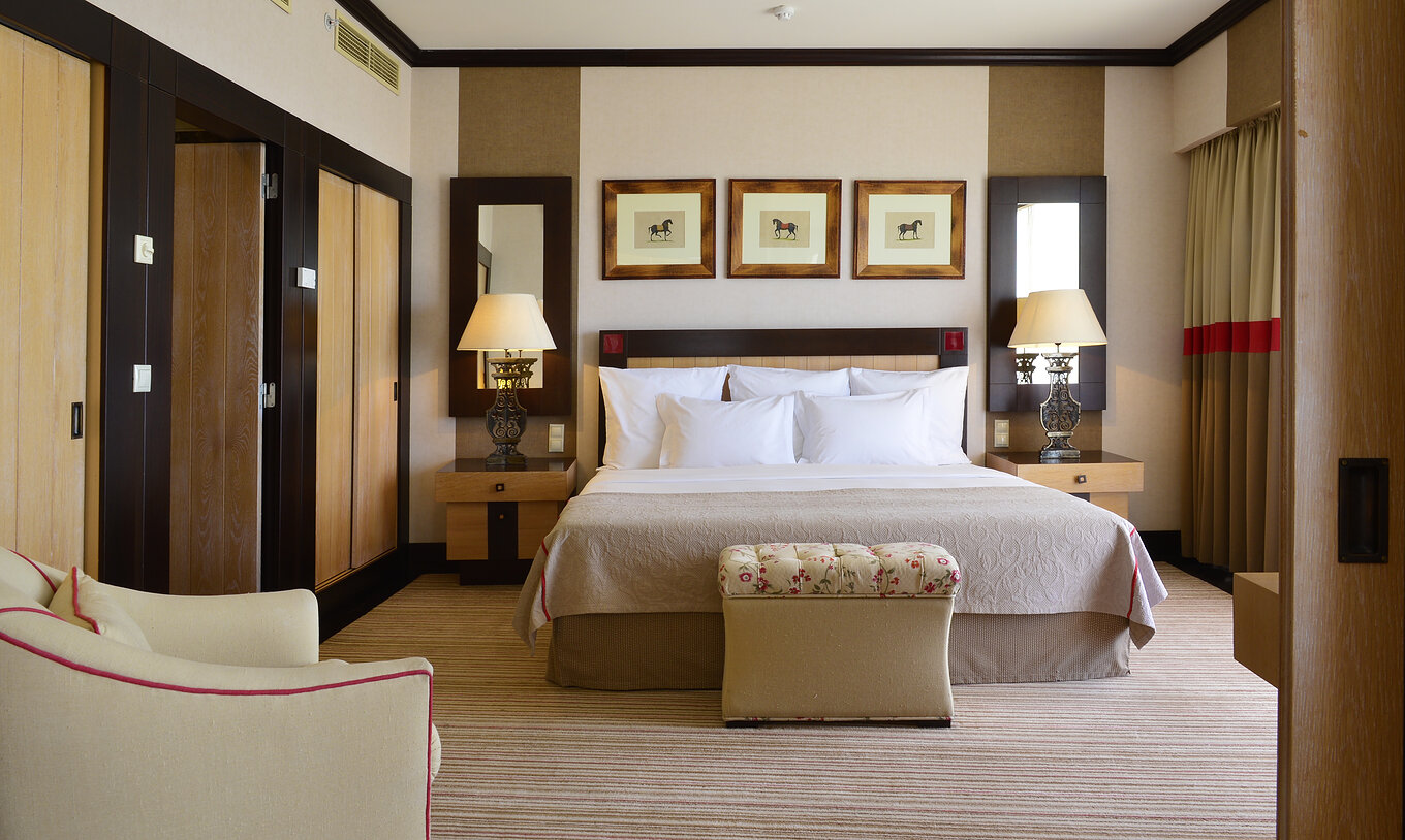 A Suite Presidencial do Pestana Vila Sol - Vilamoura tem um quarto com cama de casal, e duas mesas de cabeceira com espelho