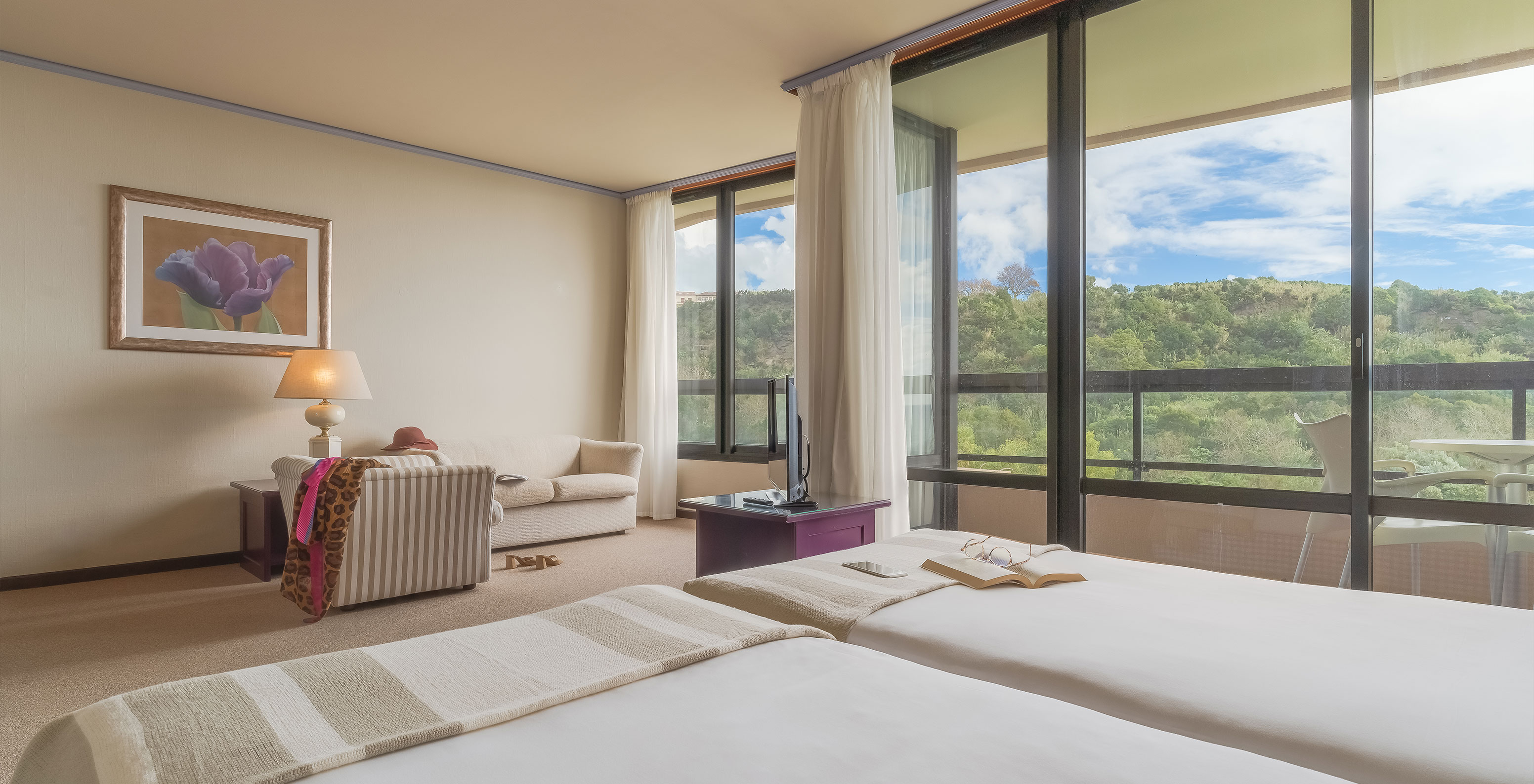 A Junior Suite Vista Jardim do Pestana Bahia Praia tem uma bela vista para a paisagem verde, com acesso à varanda