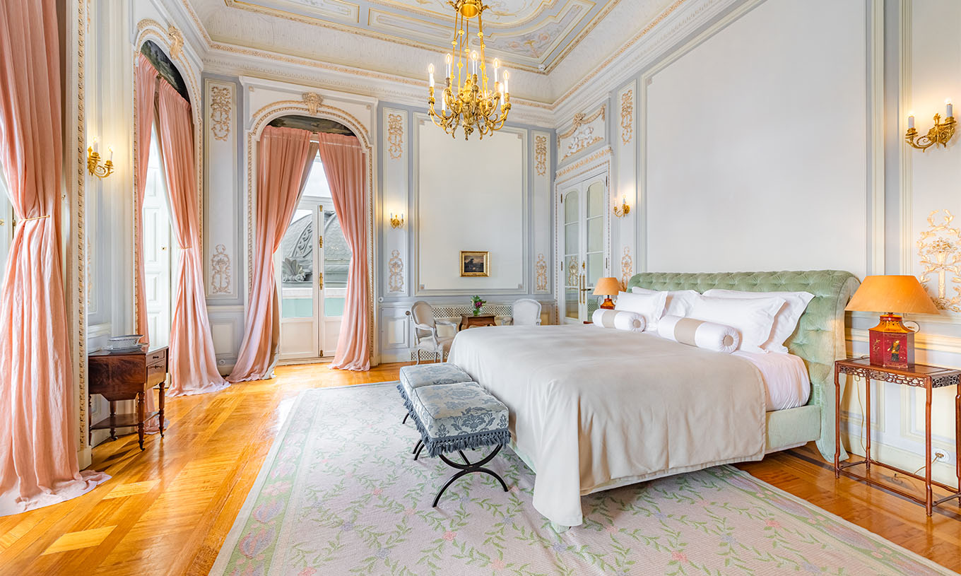 A Suite D. Manuel/ D. Luís Filipe do Pestana Palace Lisboa tem um quarto grande e luxuoso com cama de casal e lustre dourado