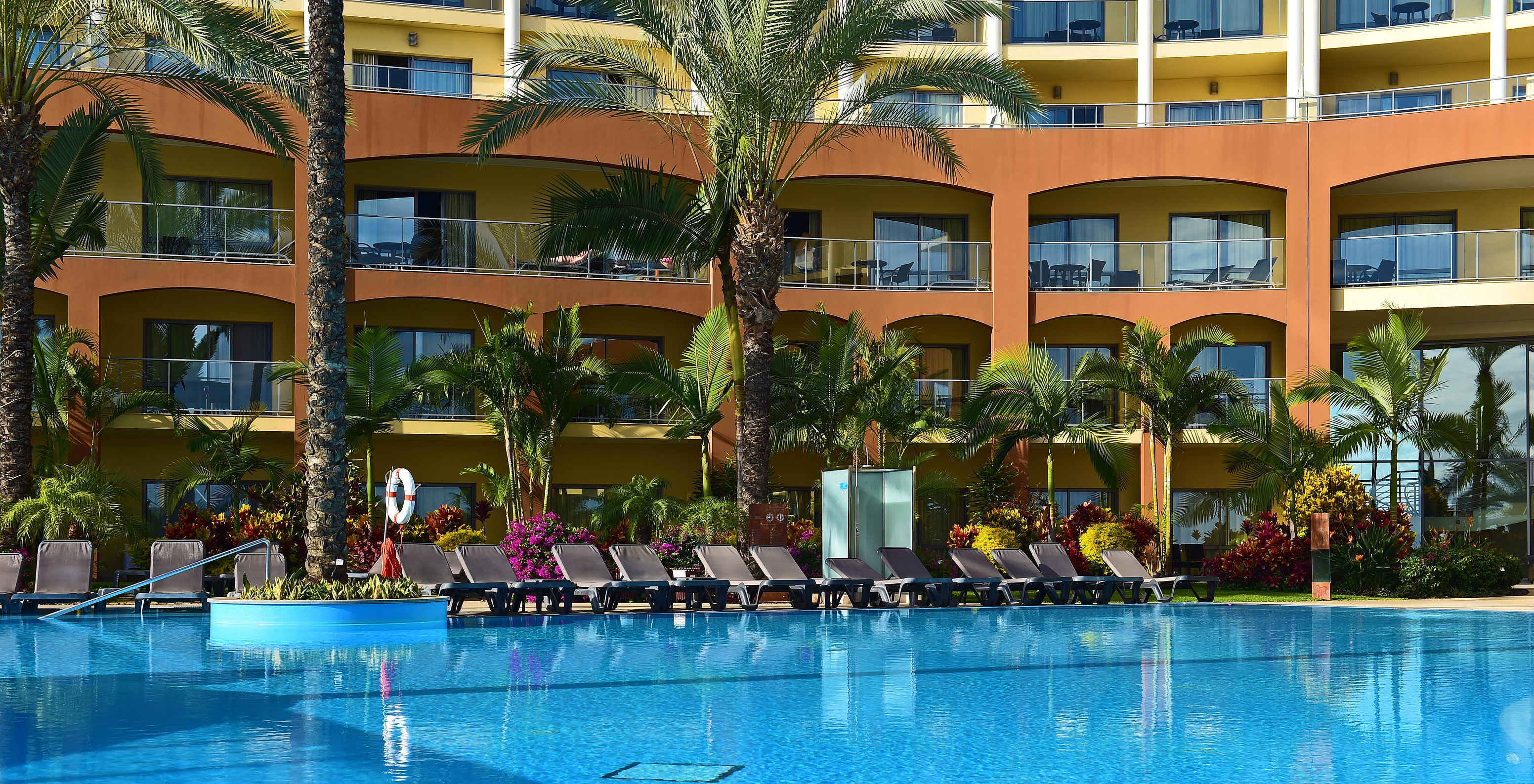 O Pestana Promenade, um Hotel na Madeira, Perto da Praia e do Lido tem varandas com vista para a piscina e espreguiçadeiras 
