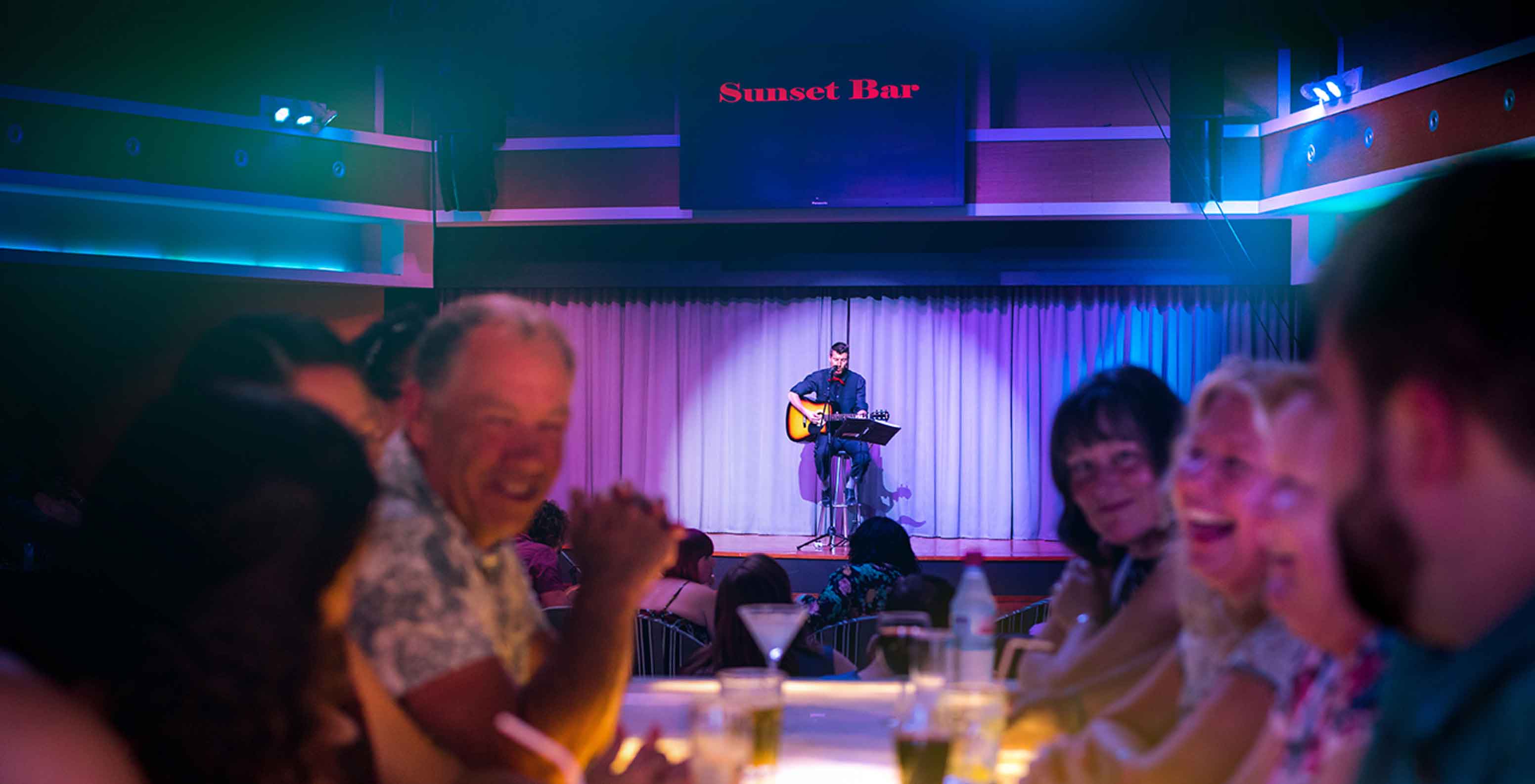 Bar do Pestana Porto Santo, Resort de 5 Estrelas no Porto Santo, com músico tocando violão no palco à noite